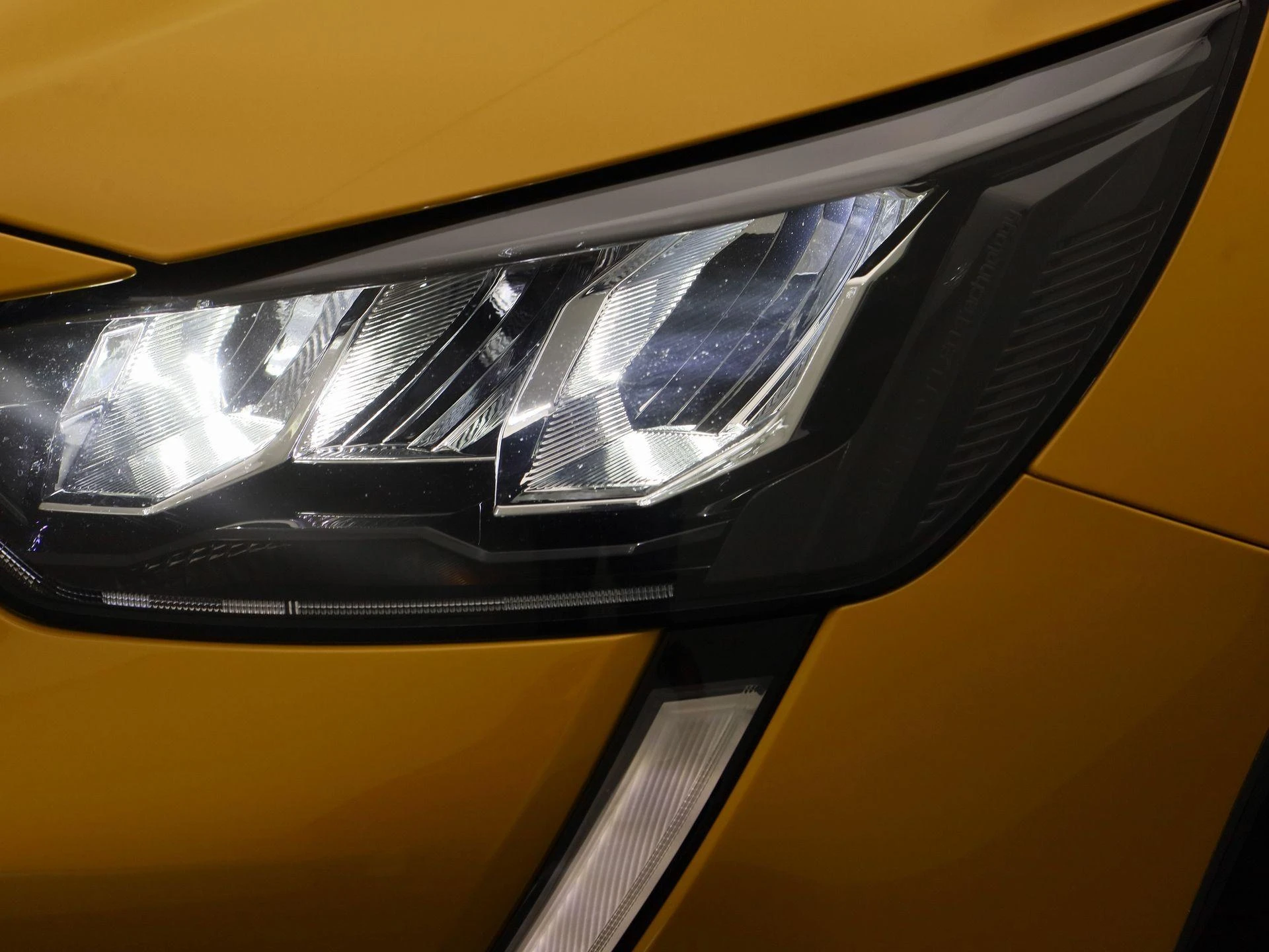 Peugeot e-208 - 17