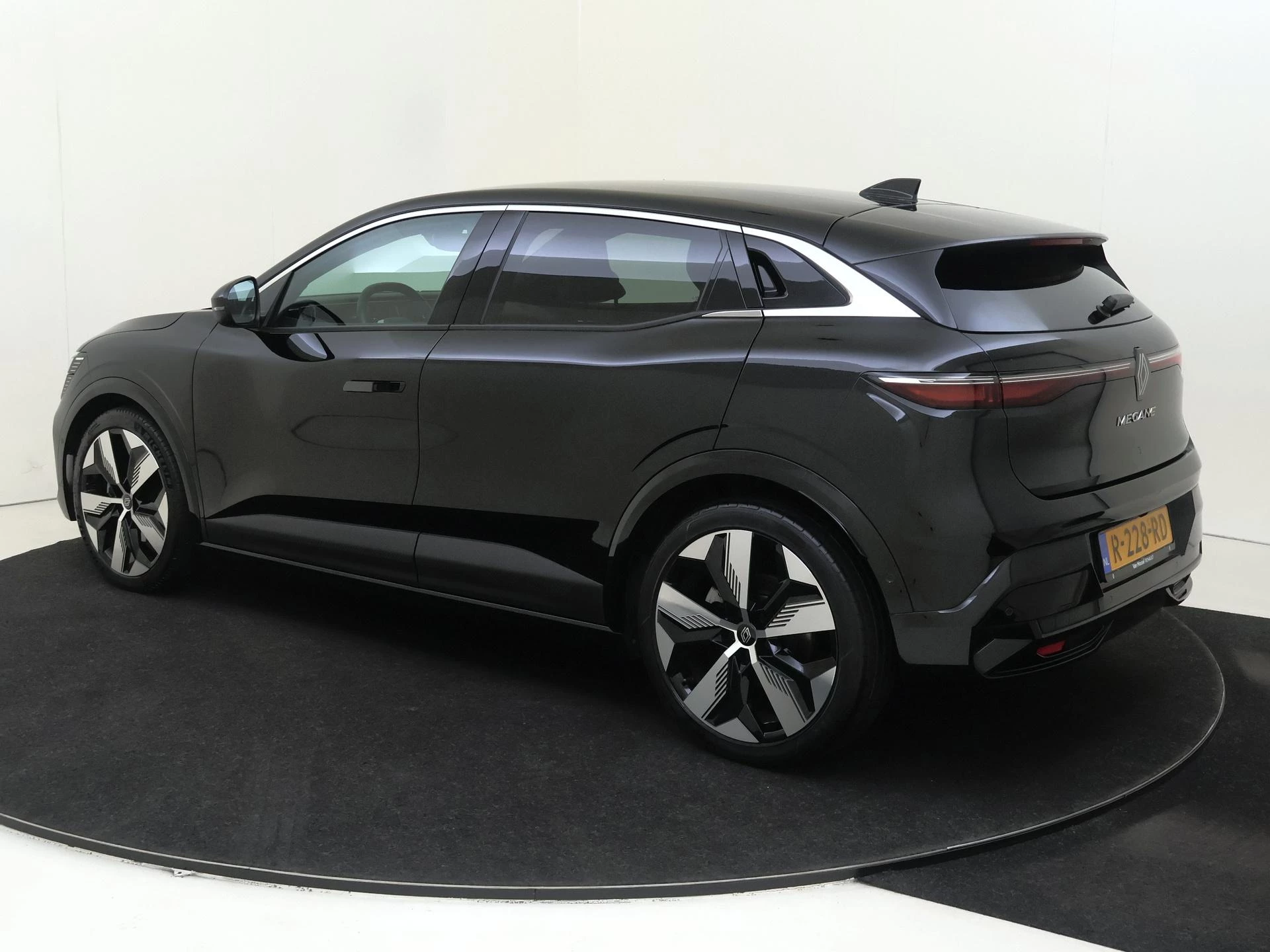 Renault-Megane E-Tech-image-2