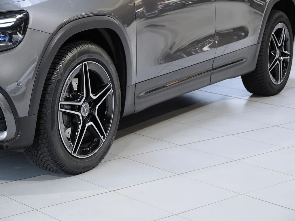 Mercedes-Benz-GLB 200 d-image-6