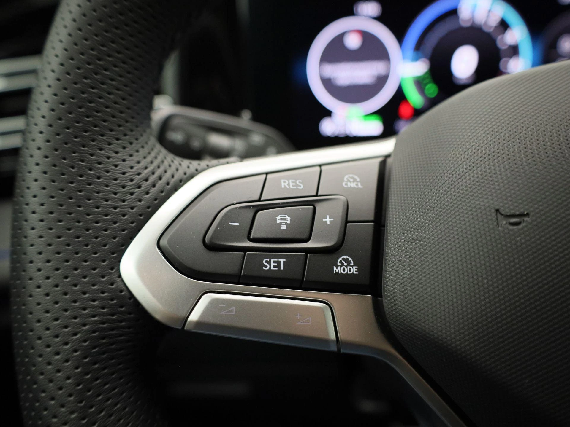 Volkswagen-Tiguan-image-25