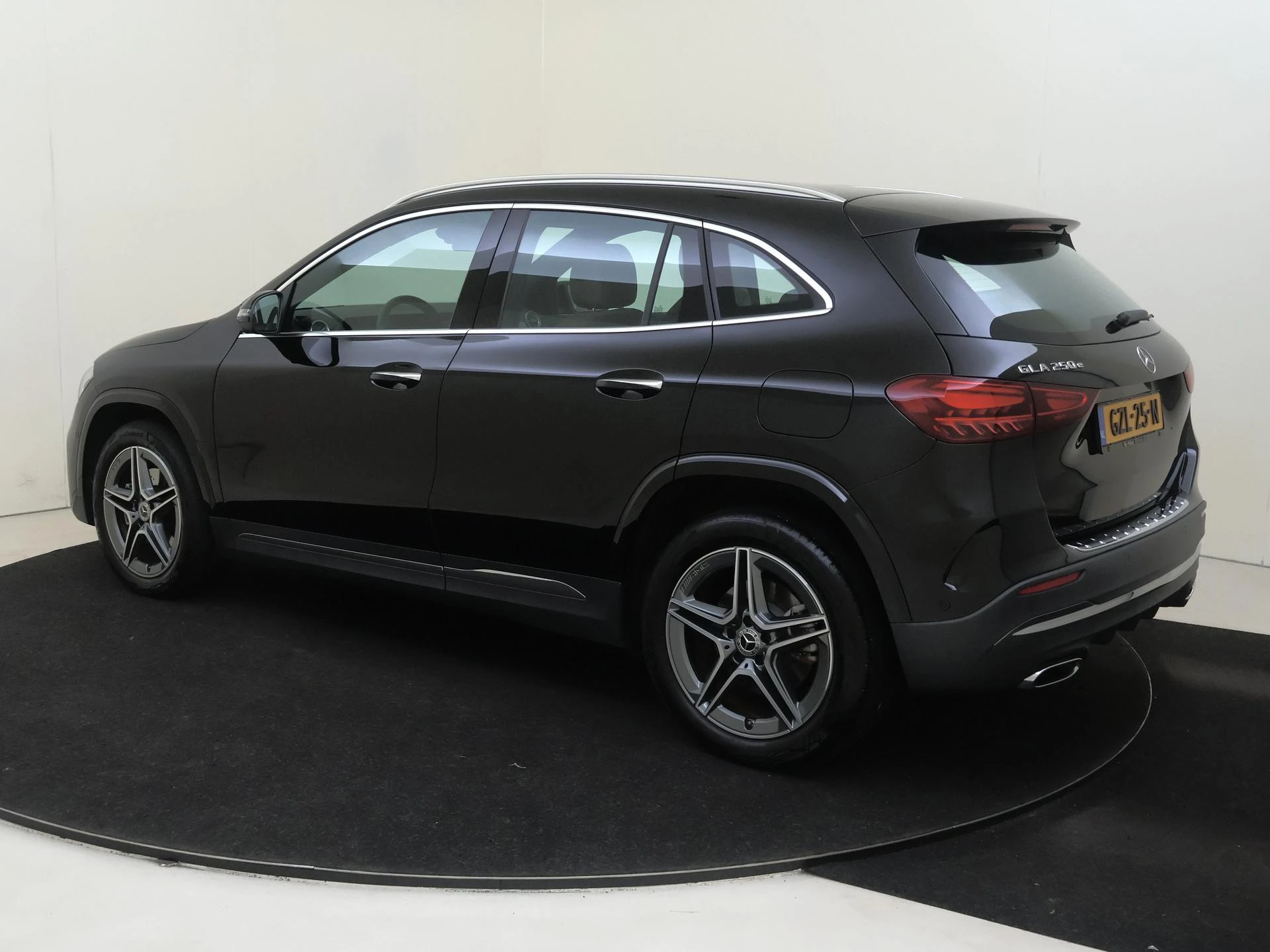 Mercedes-Benz-GLA-image-2