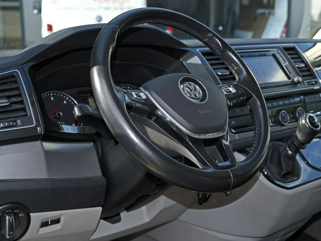 Volkswagen-Transporter-image-8