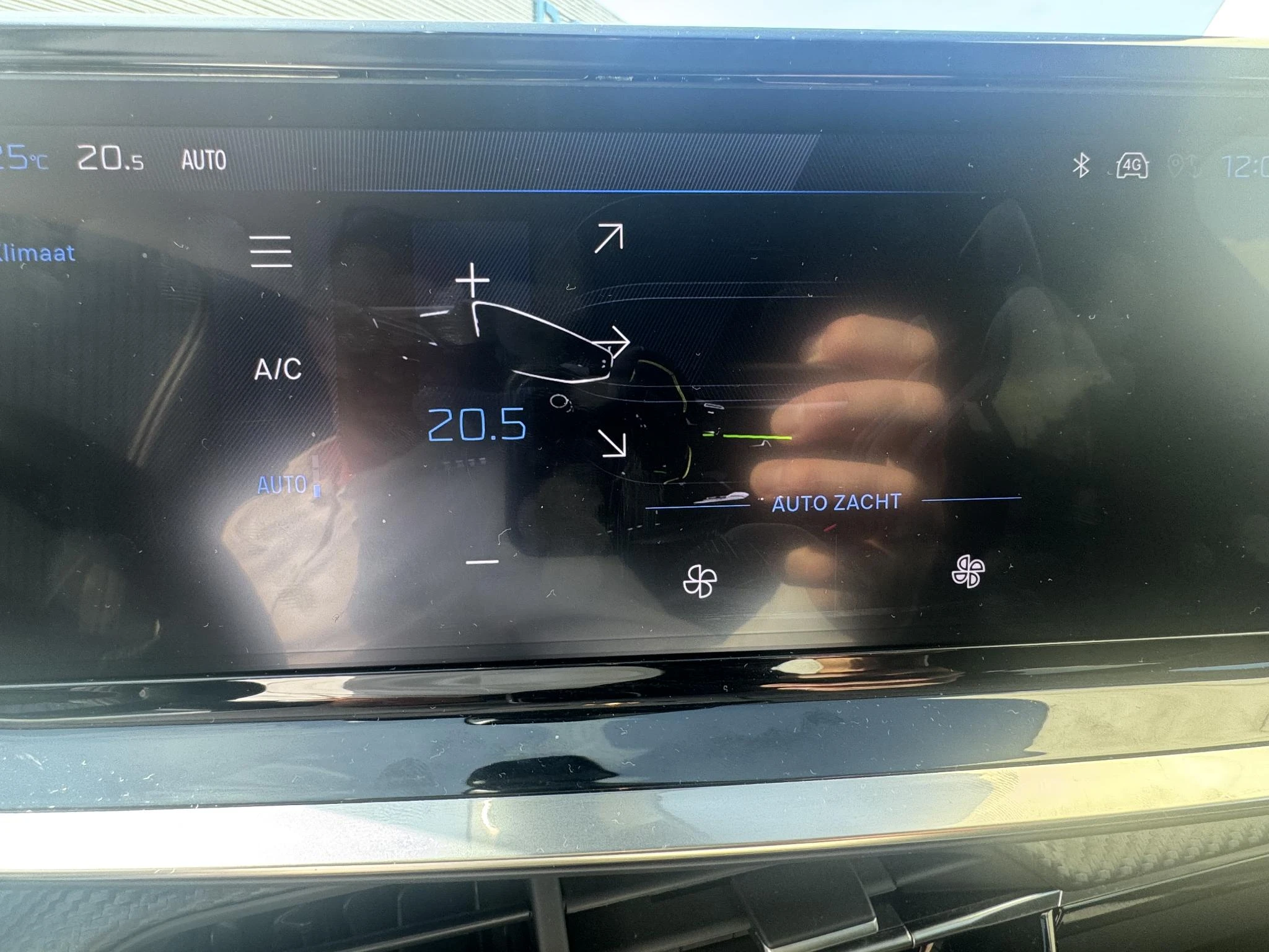 Peugeot-208-image-25