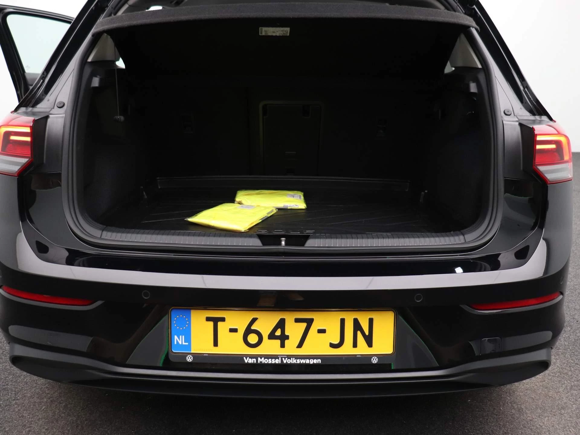 Volkswagen-Golf-image-12
