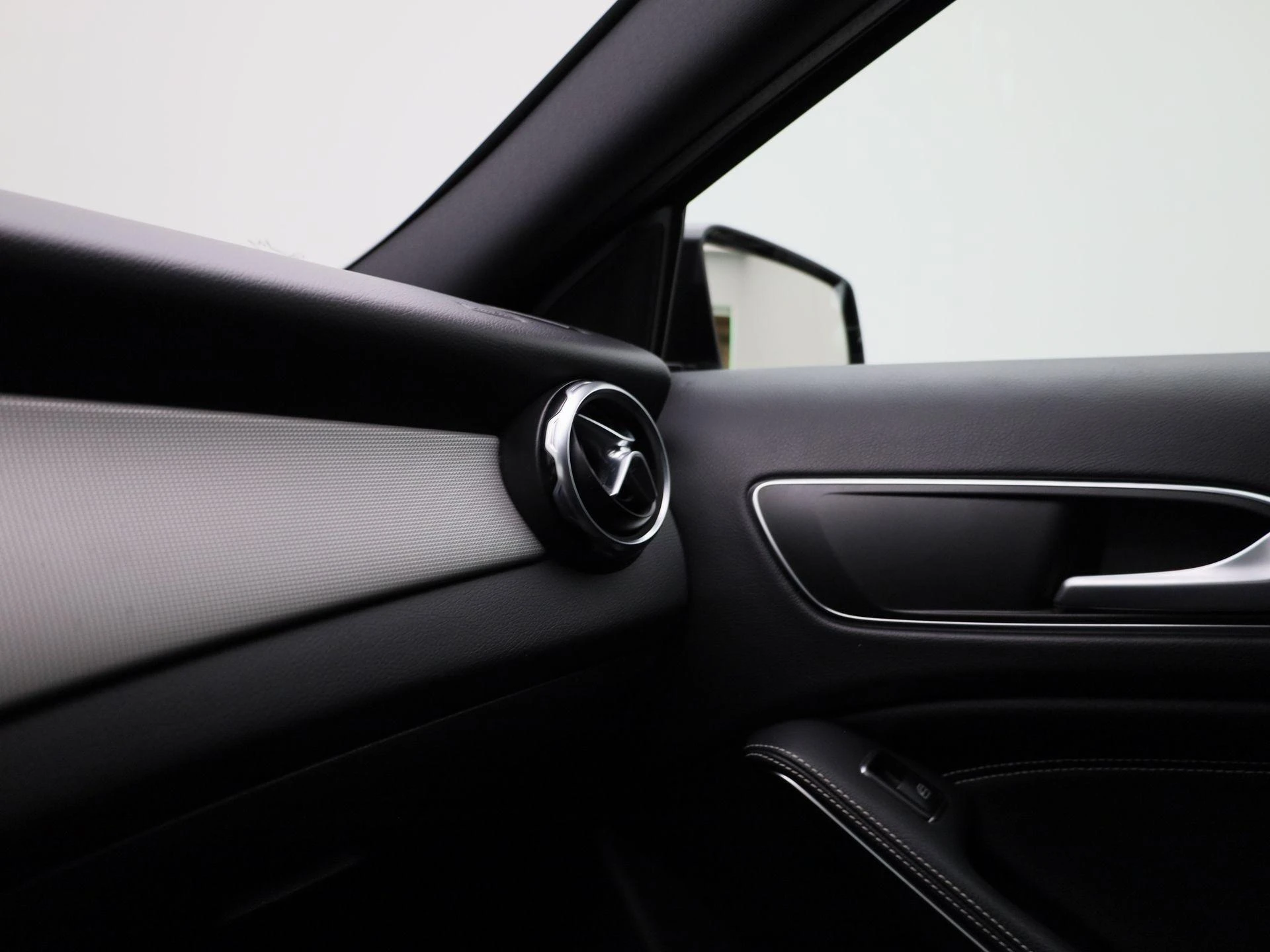 Mercedes-Benz-GLA-image-26