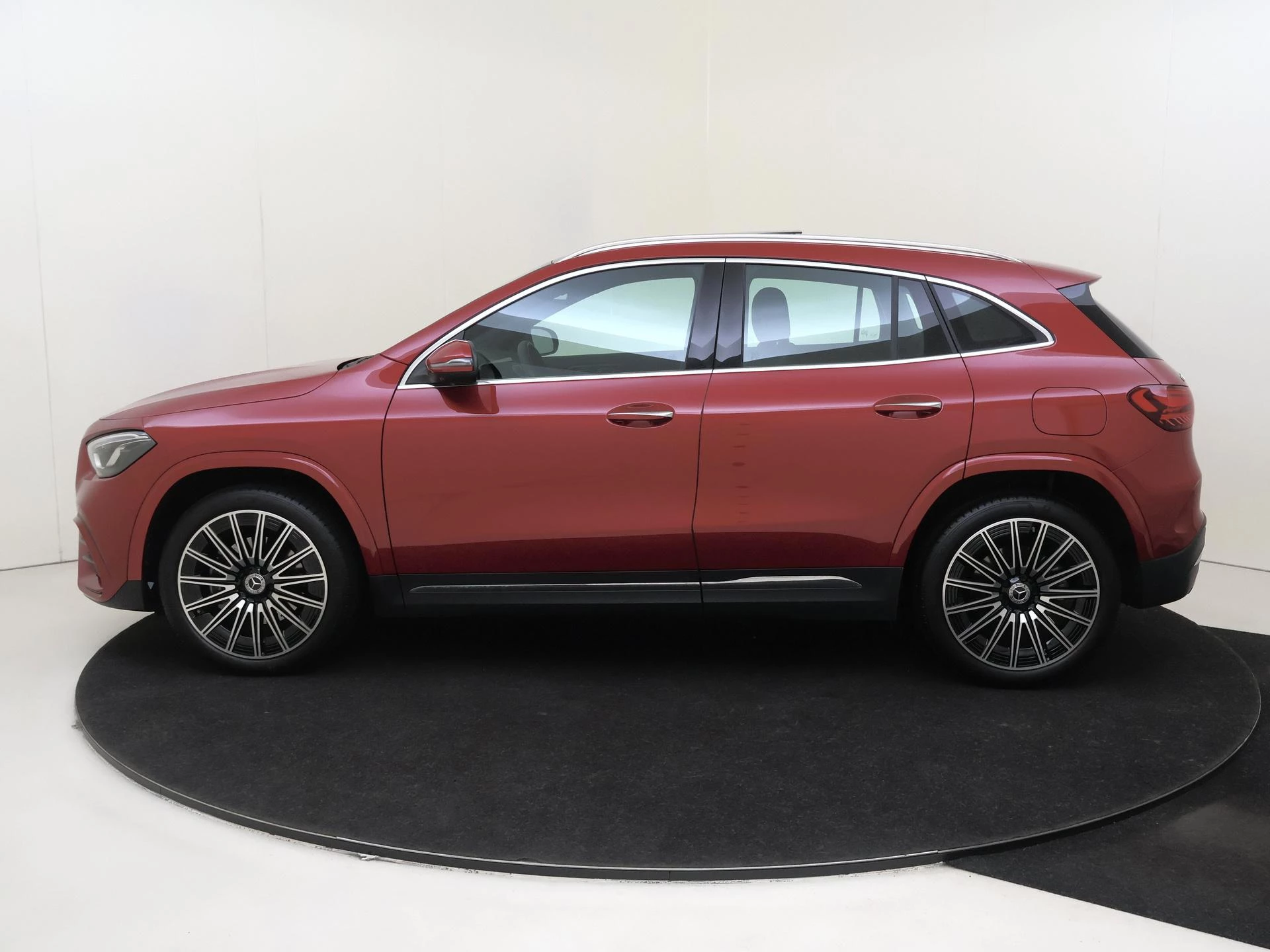 Mercedes-Benz-GLA-image-7