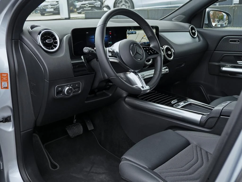 Mercedes-Benz-GLA 200 d-image-6
