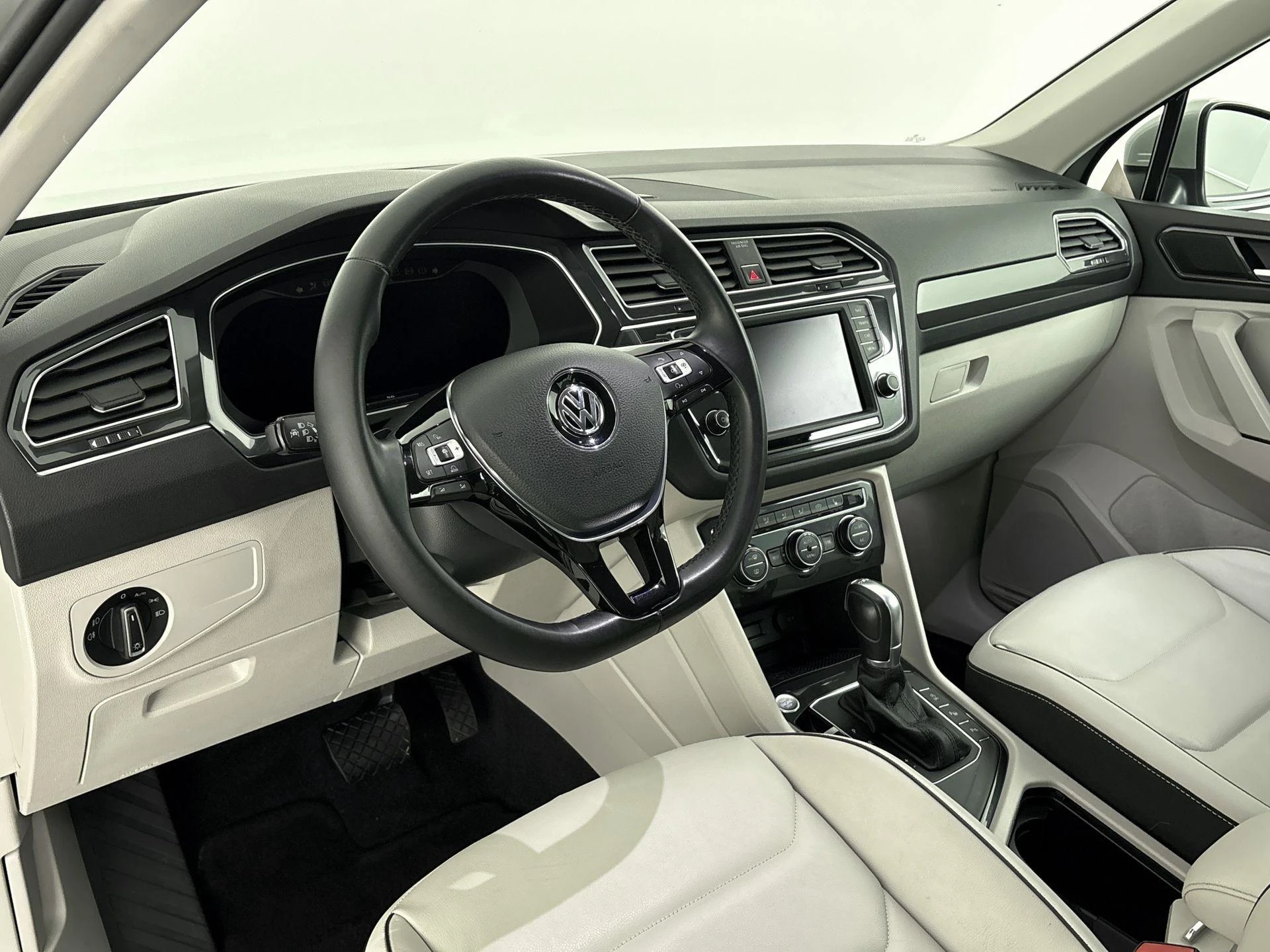 Volkswagen-Tiguan-image-17