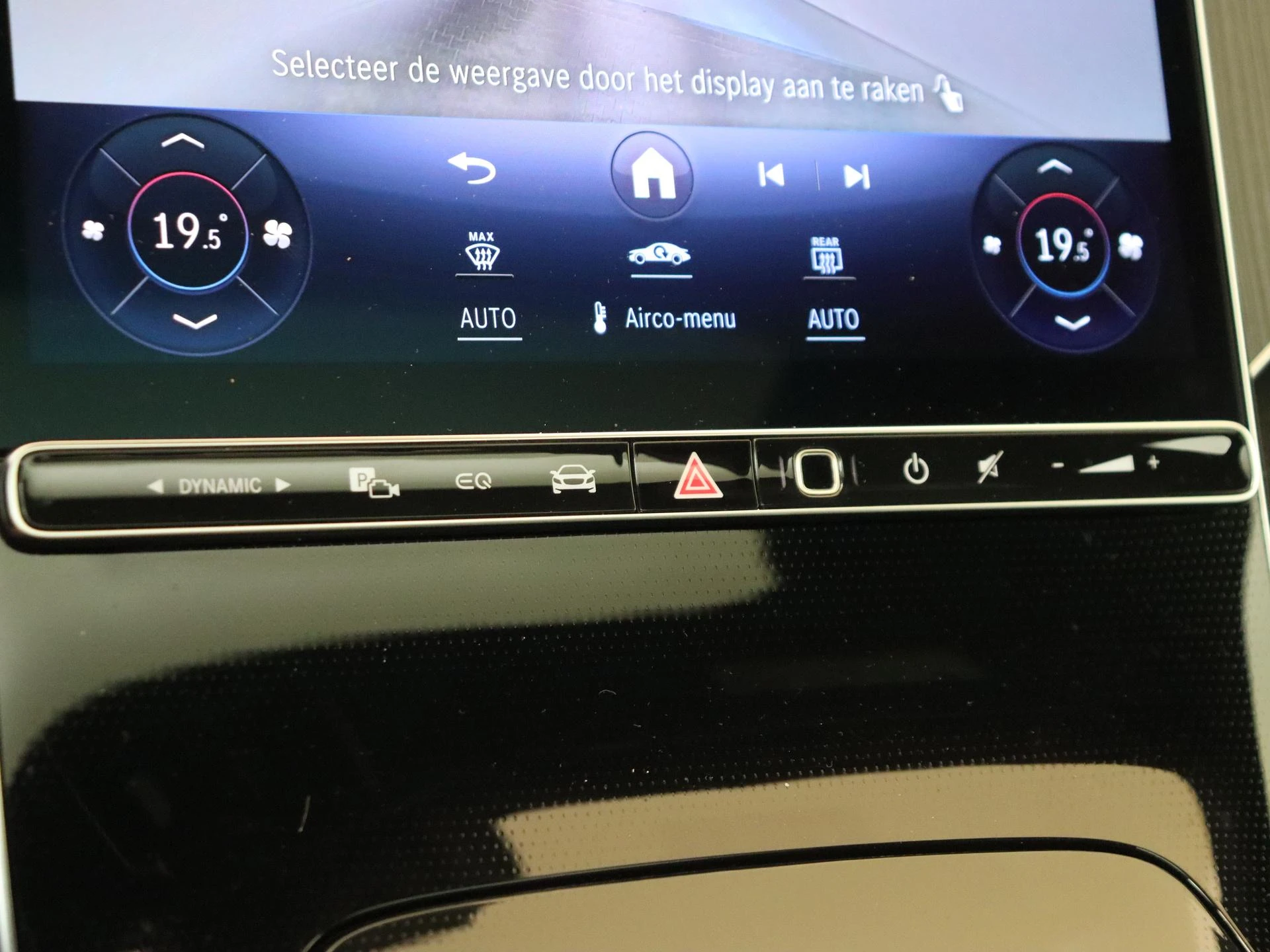 Mercedes-Benz-EQE-image-19