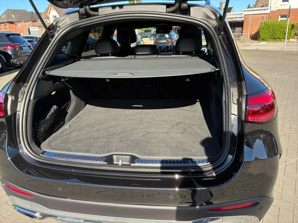 Mercedes-Benz-GLC 300 d-image-13