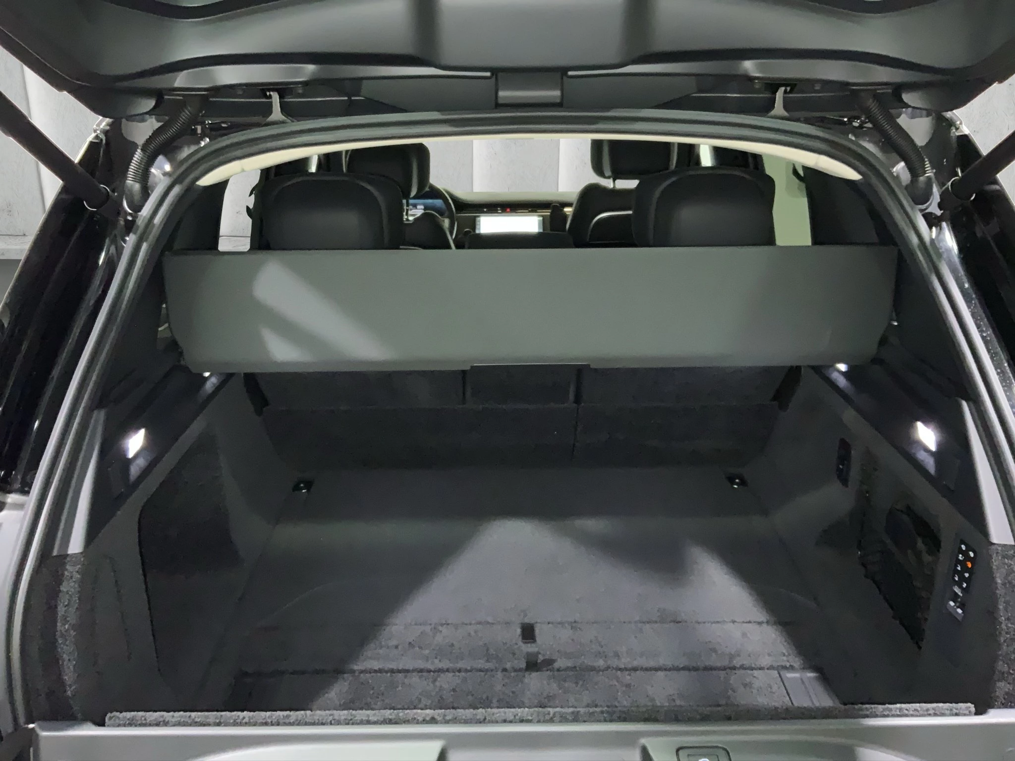 Land Rover-Range Rover-image-17