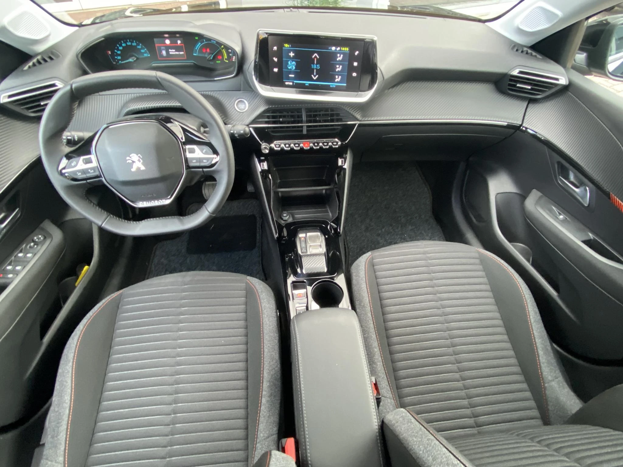Peugeot-e-208-image-30