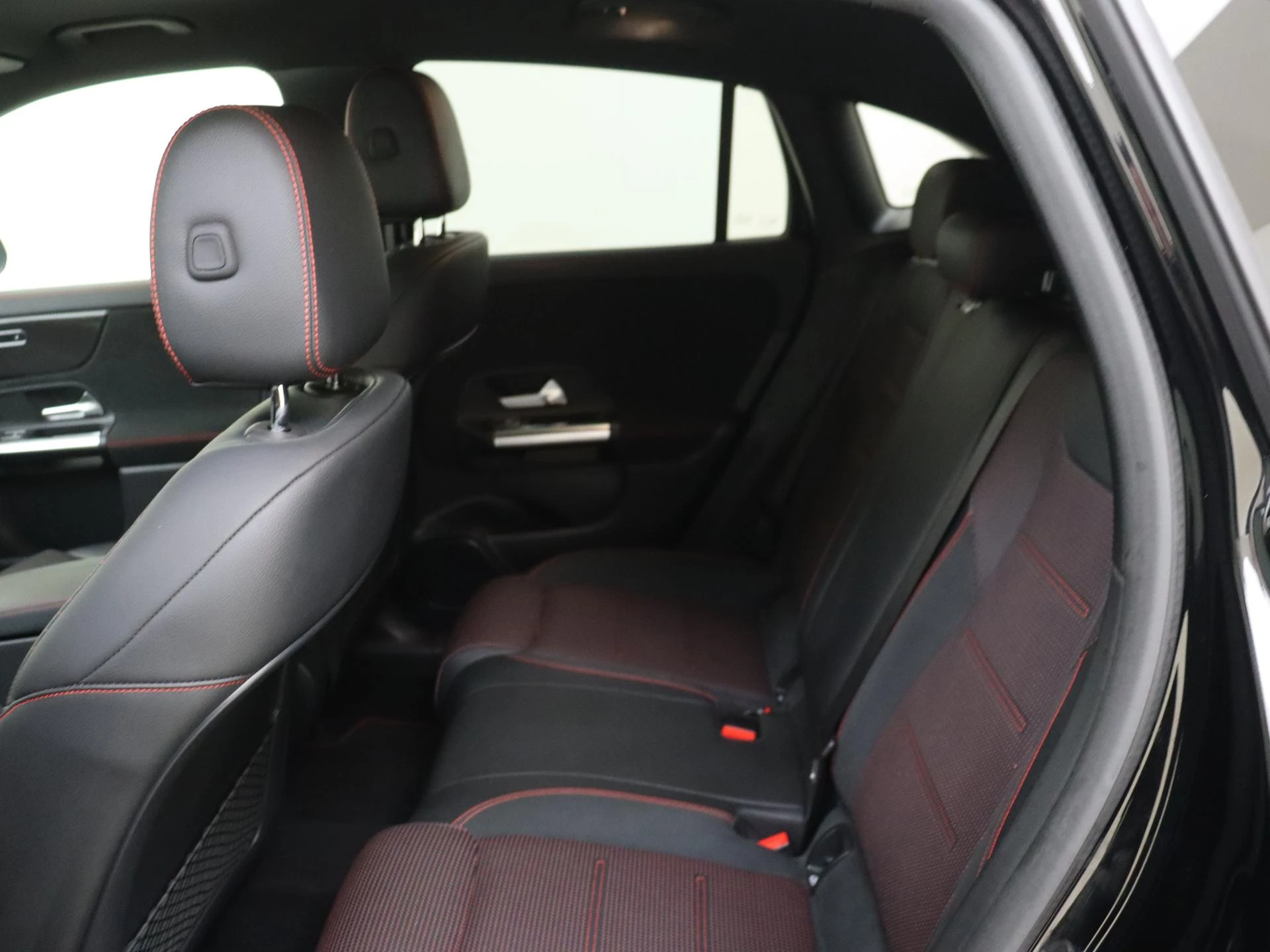Mercedes-Benz-GLA-image-11