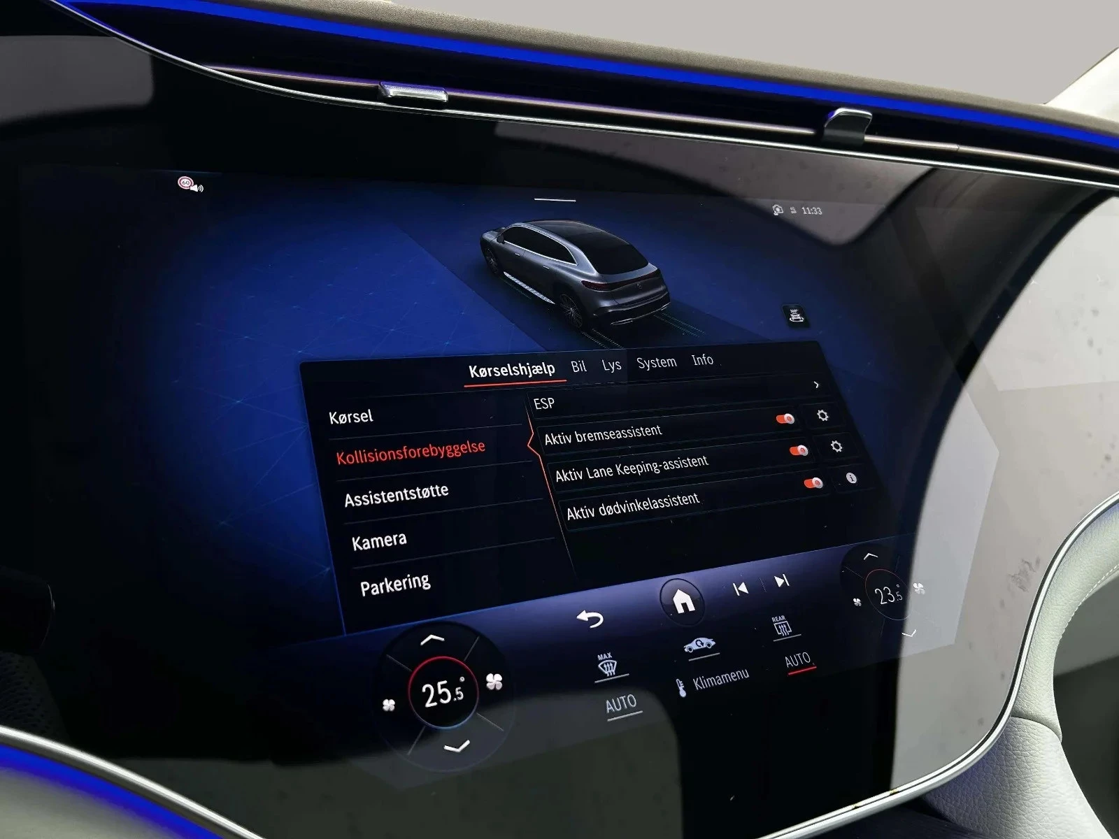 Mercedes-Benz-EQS-image-19