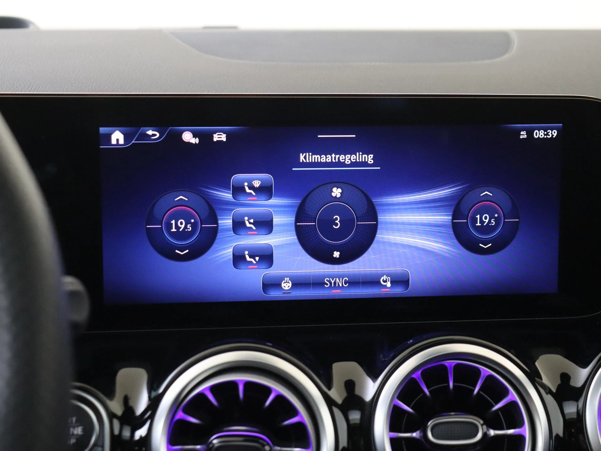 Mercedes-Benz-GLA-image-17