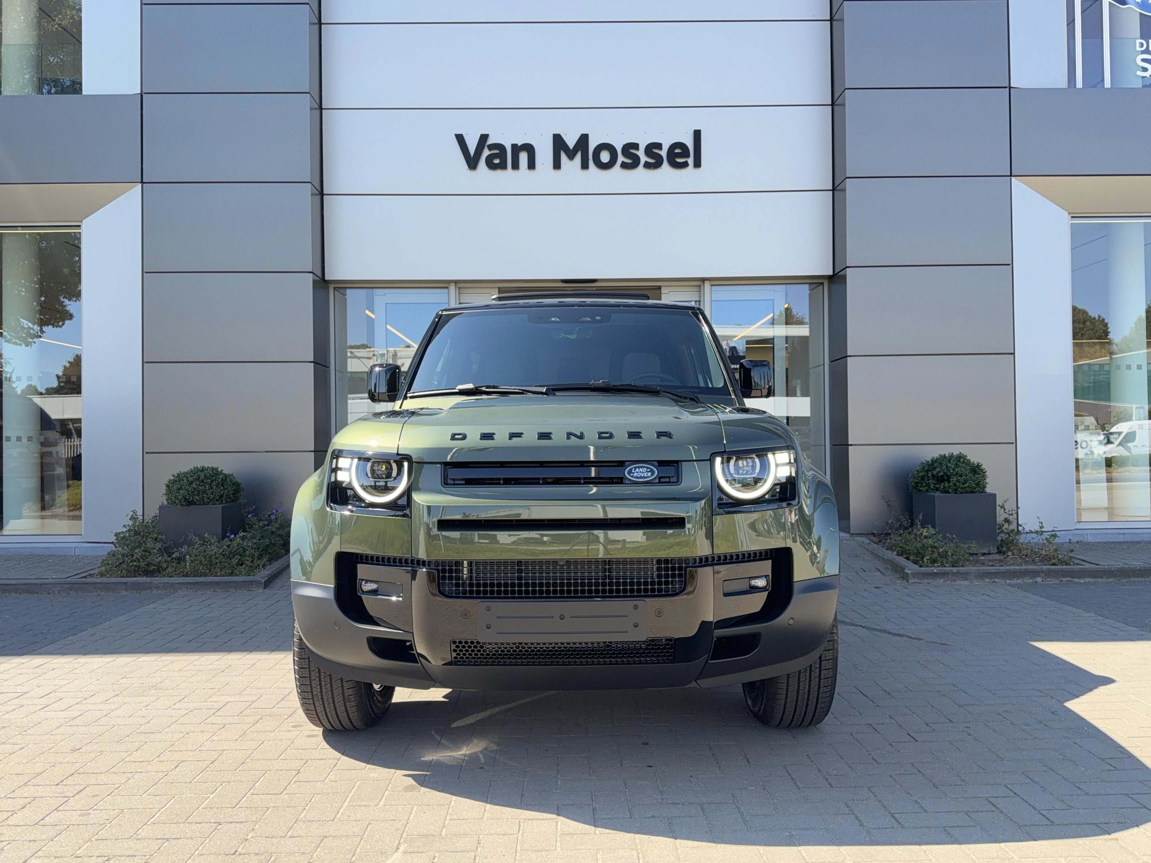 Land Rover-Defender-image-1