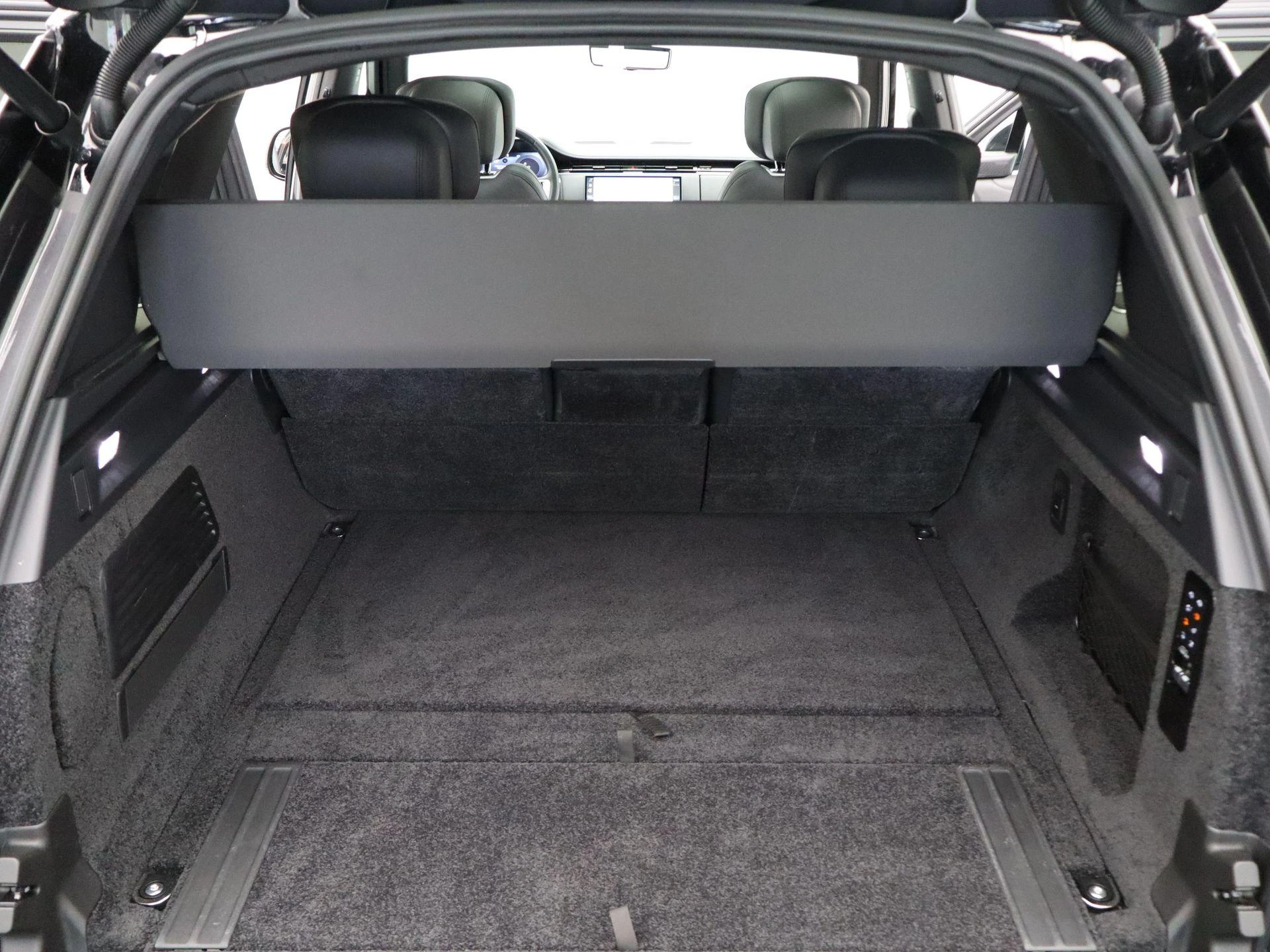 Land Rover-Range Rover-image-32