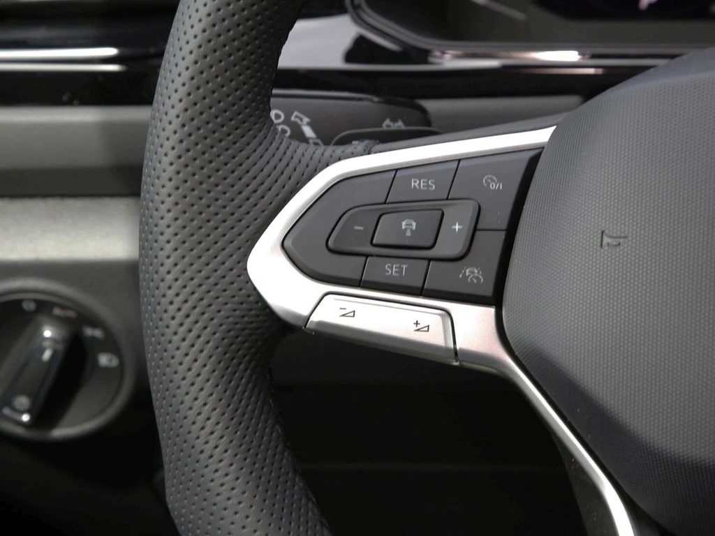 Volkswagen-T-Roc-image-18