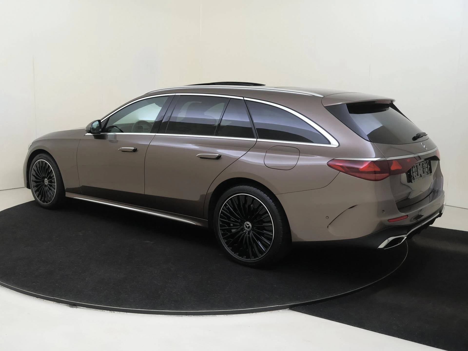 Mercedes-Benz-E-Klasse-image-2