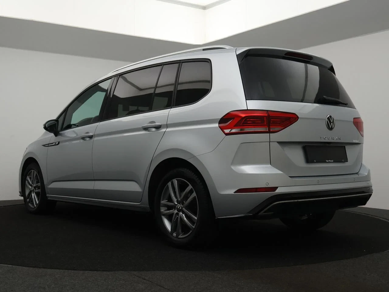 Volkswagen-Touran-image-8
