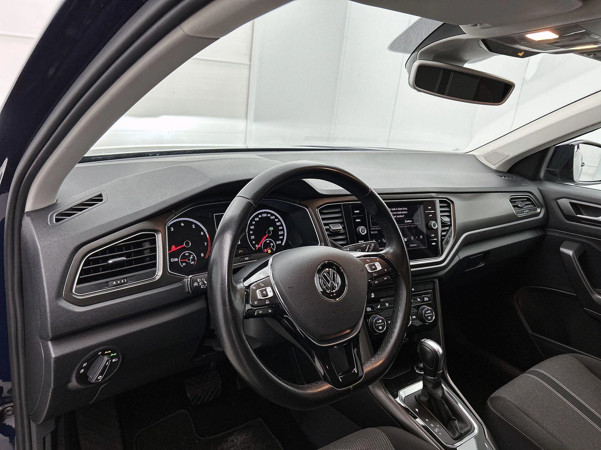 Volkswagen-T-Roc-image-17