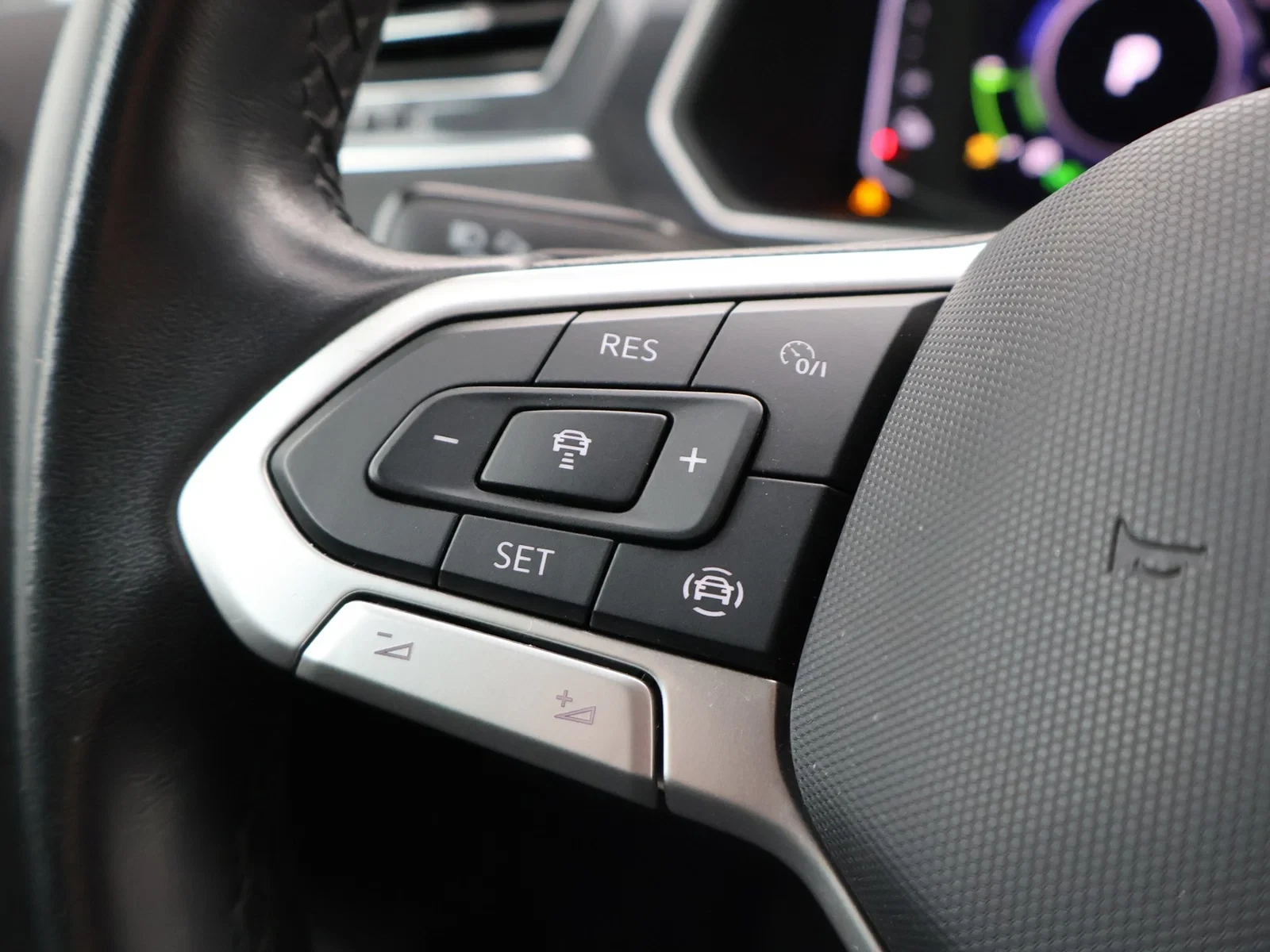 Volkswagen-Tiguan-image-13