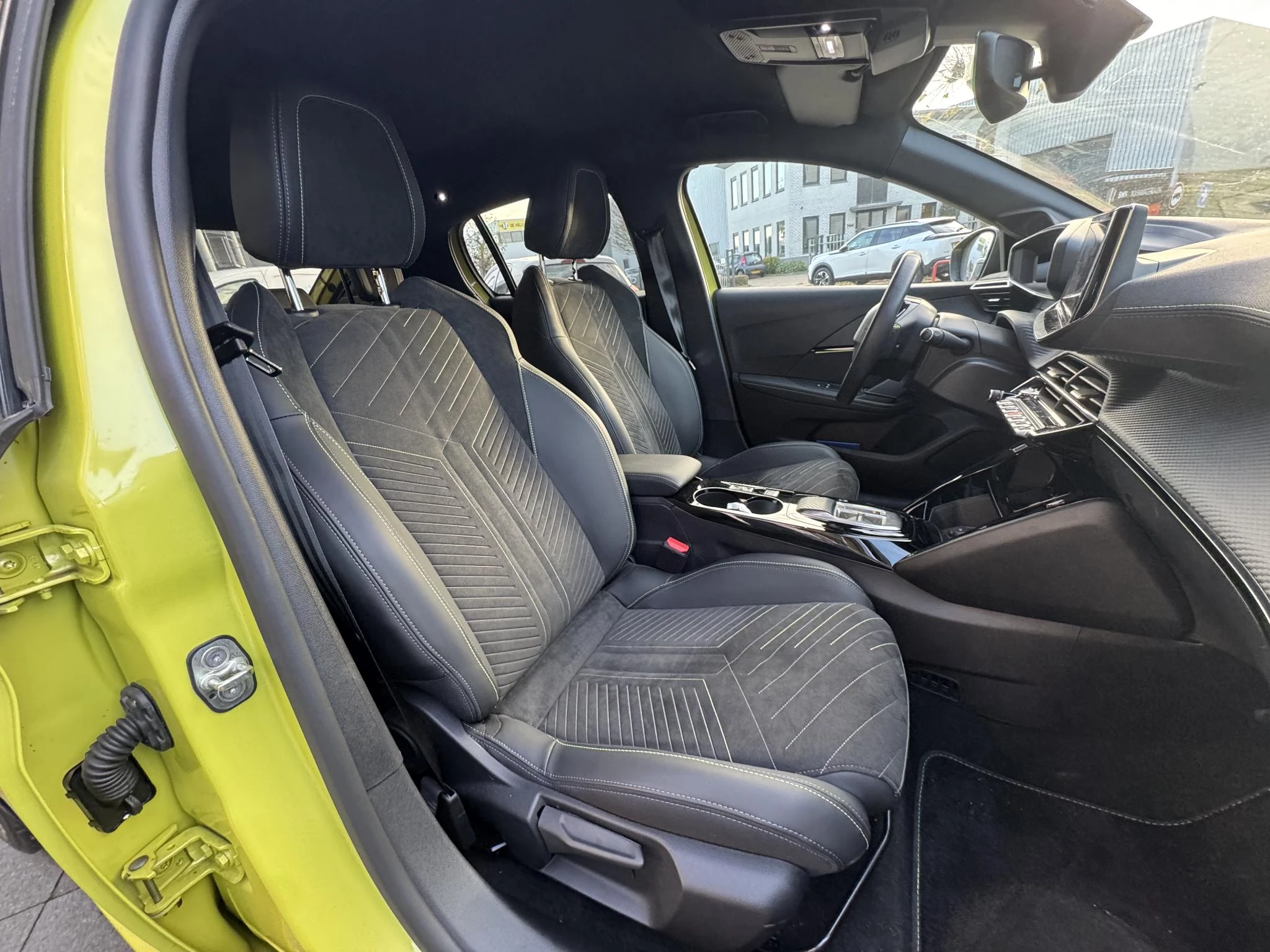 Peugeot-e-208-image-11