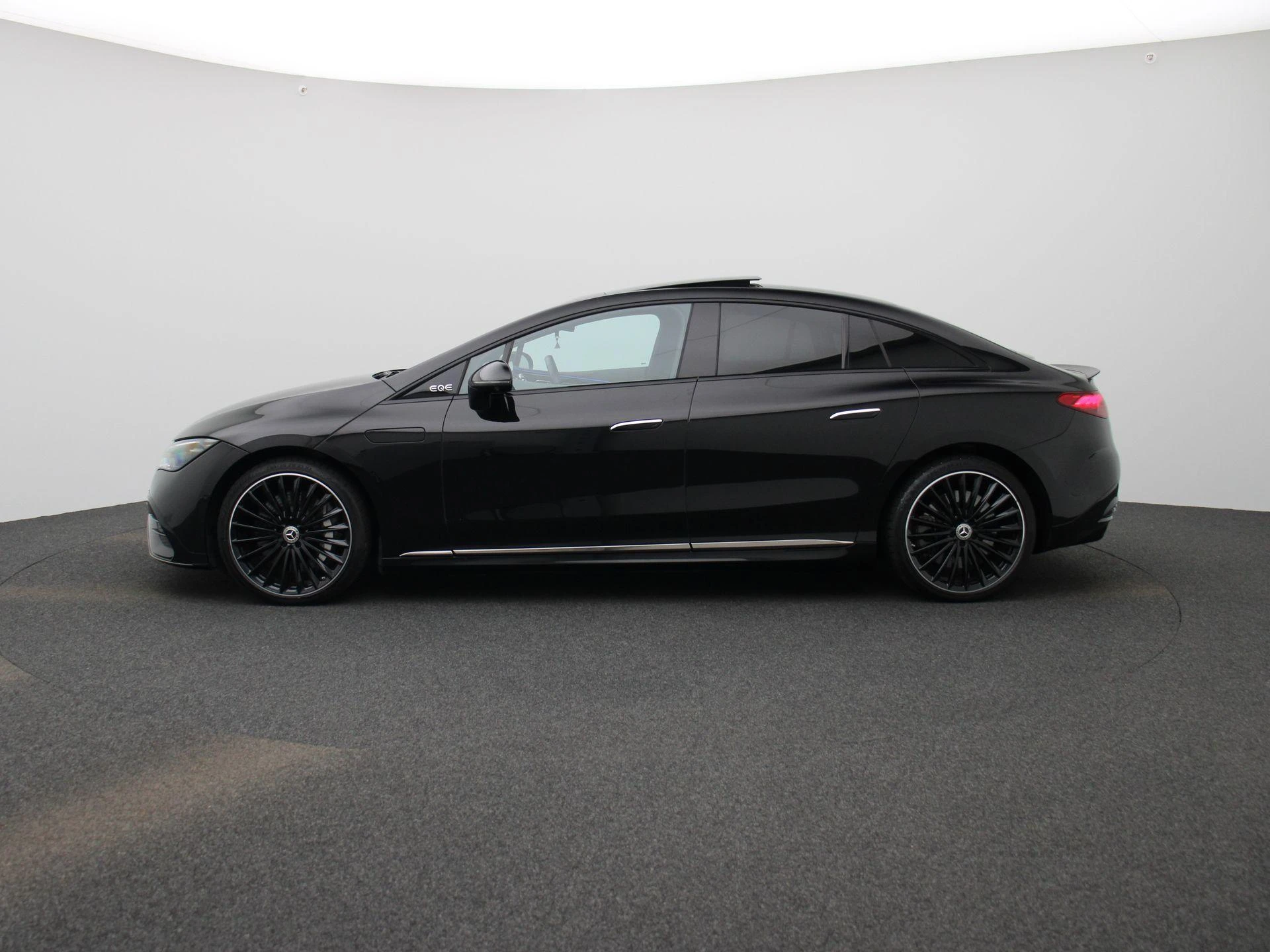 Mercedes-Benz-EQE-image-3