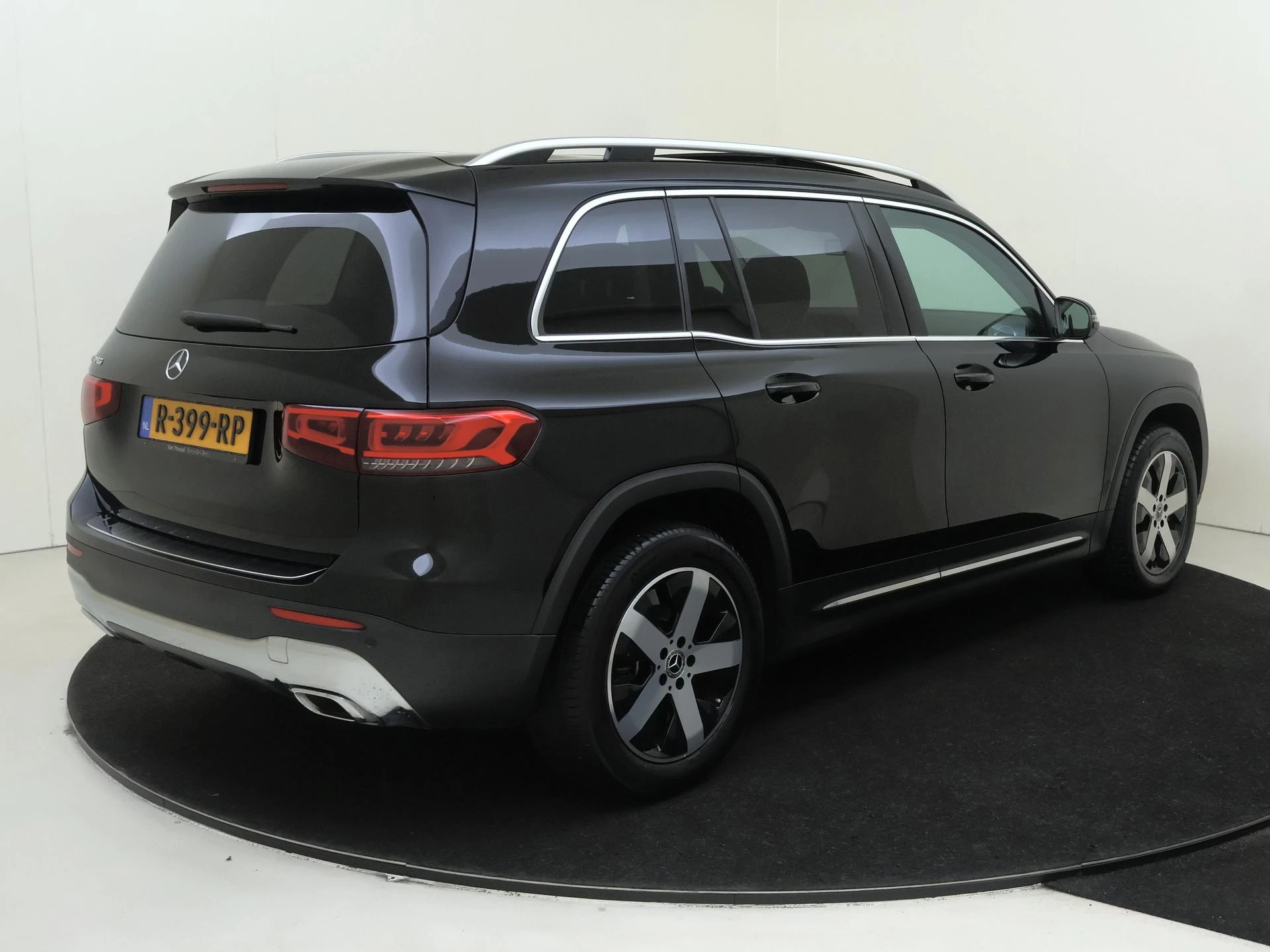 Mercedes-Benz-GLB-image-3