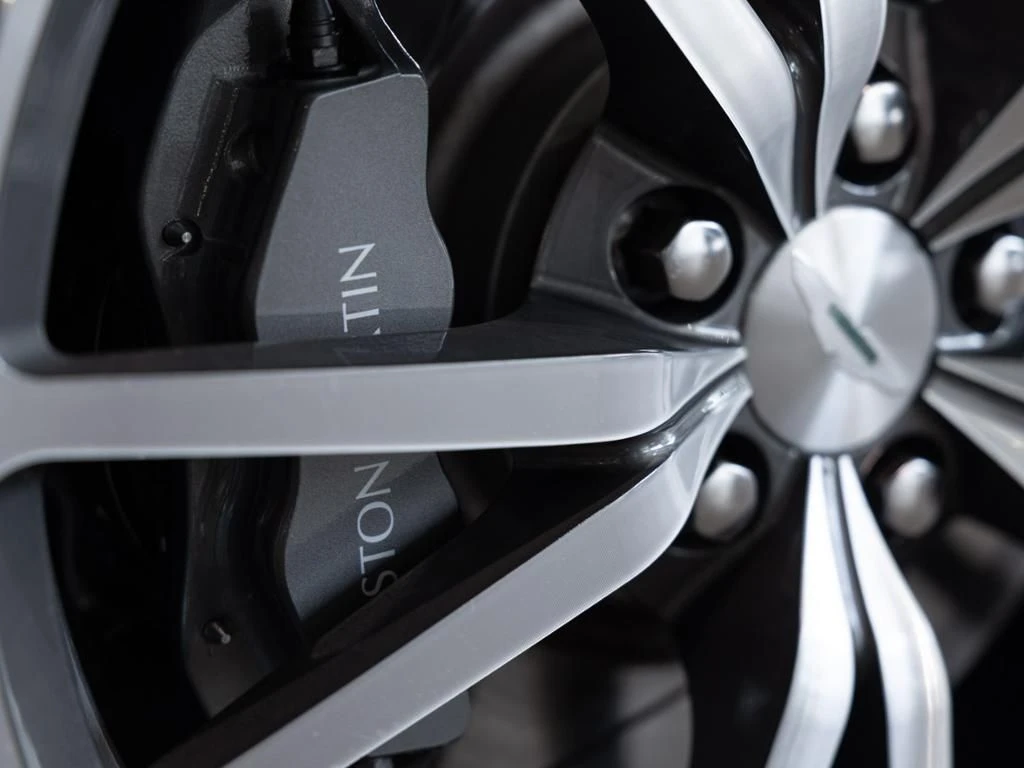 Aston Martin-V8 Vantage-image-22