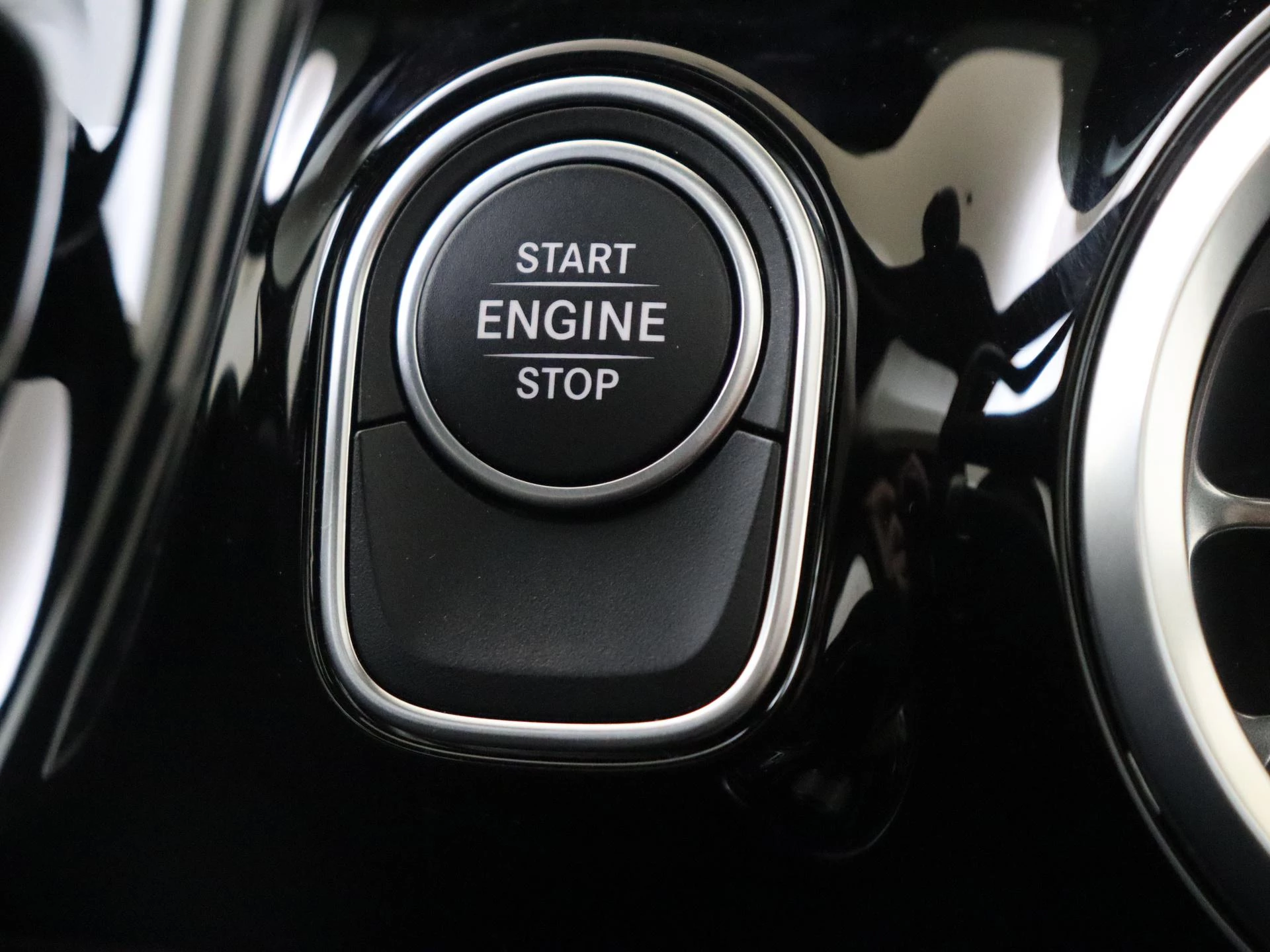 Mercedes-Benz-GLA-image-21