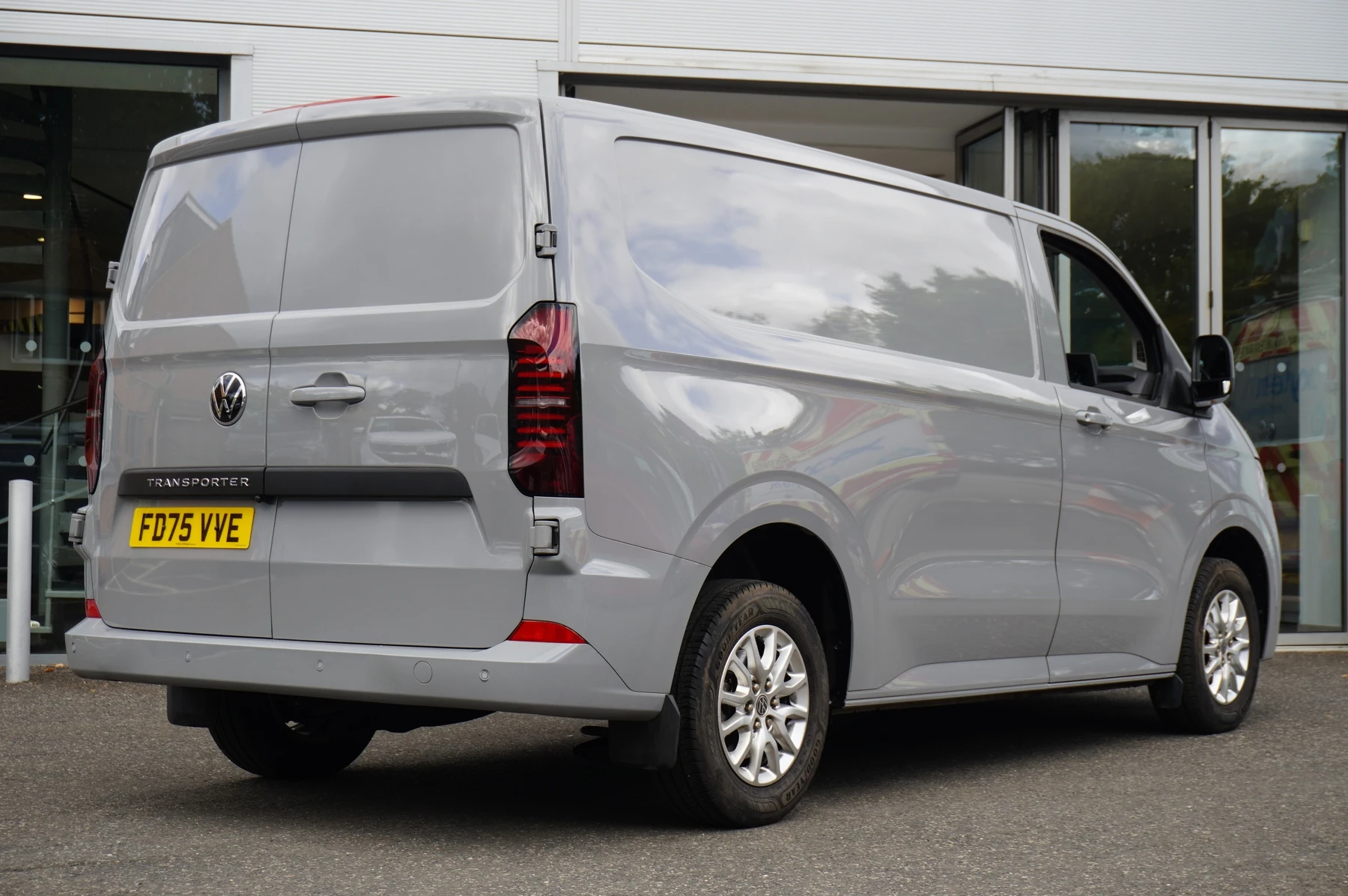 Volkswagen-Transporter-image-22