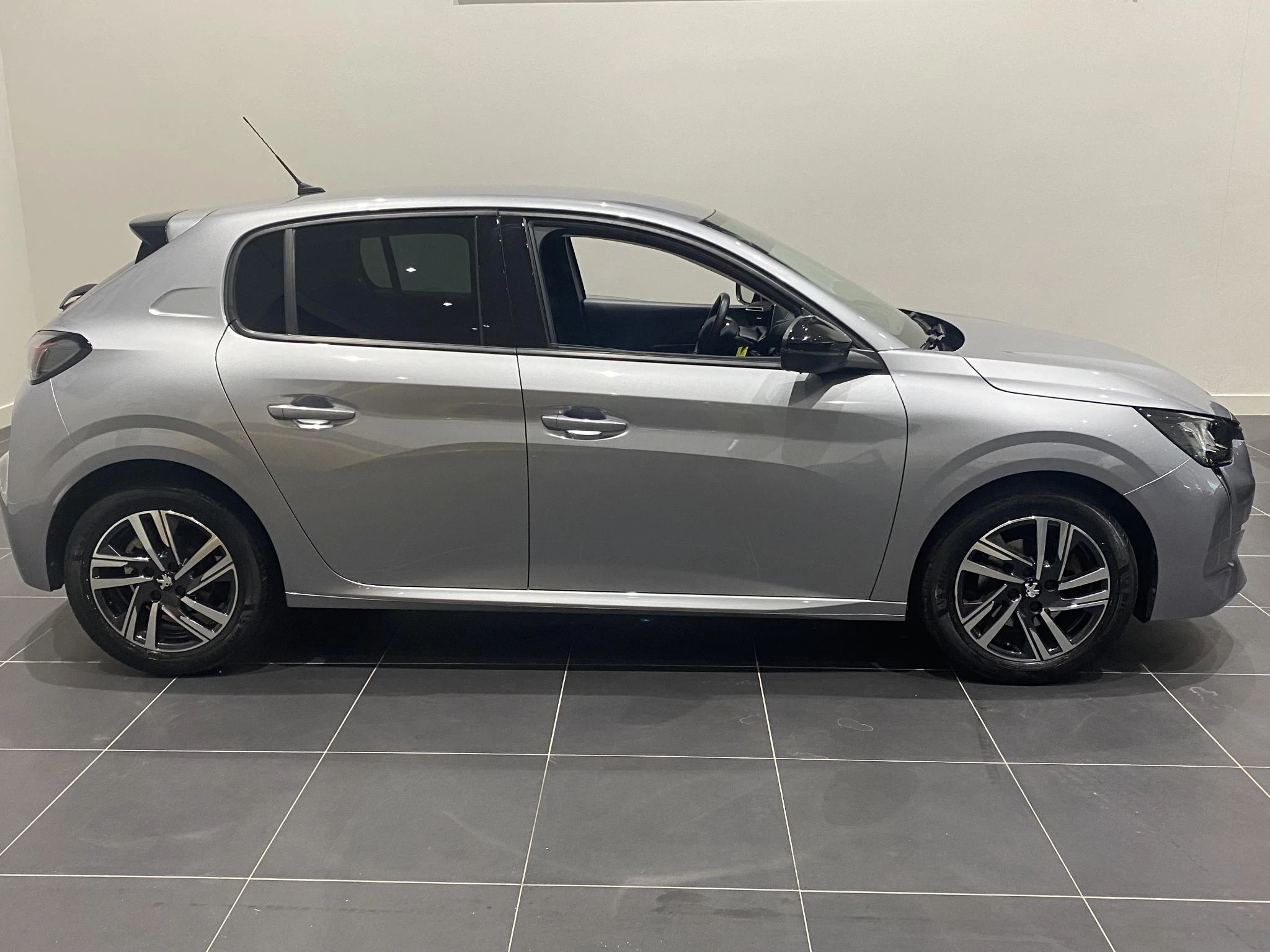 Peugeot-208-image-2