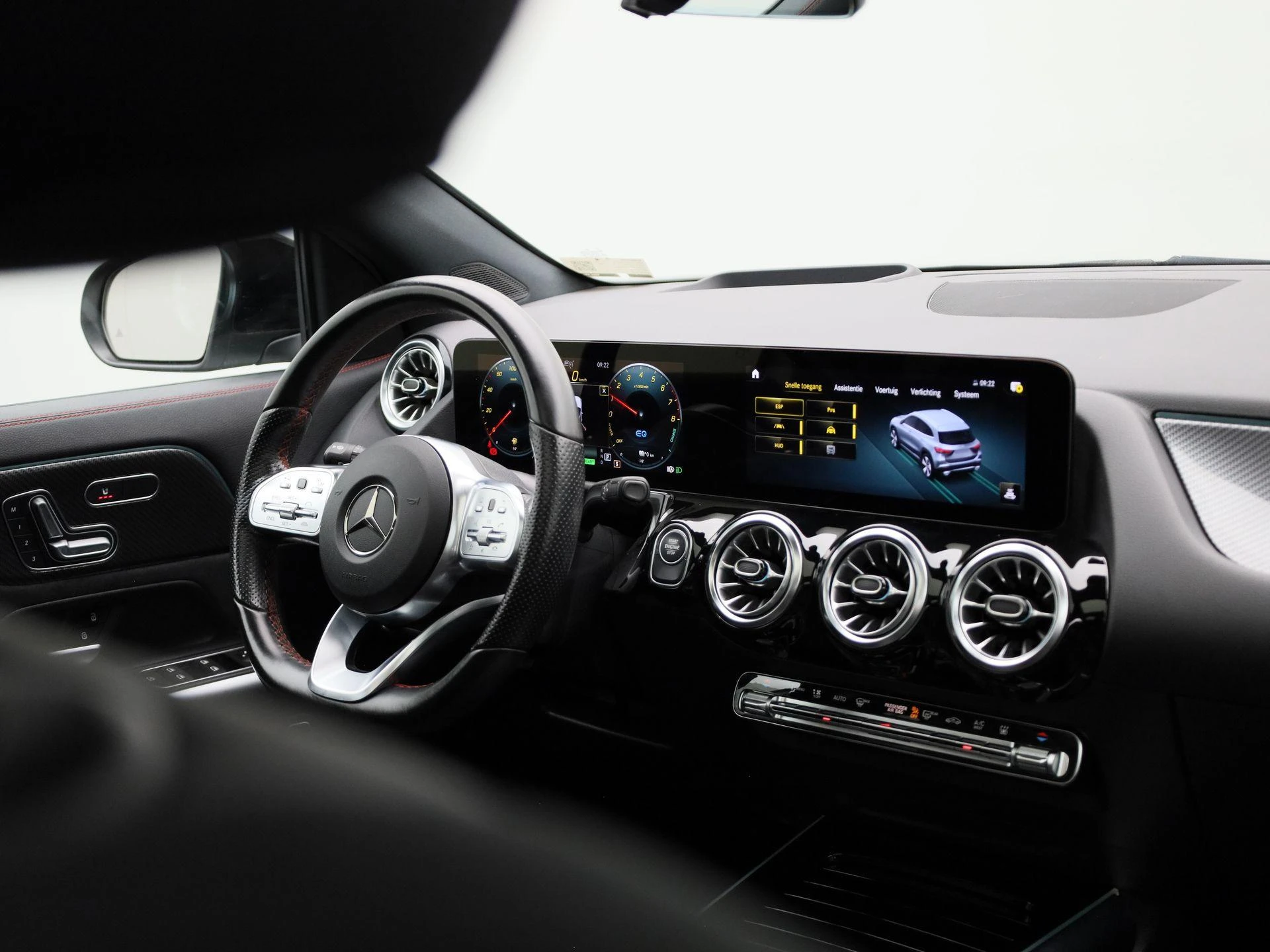 Mercedes-Benz-GLA-image-38