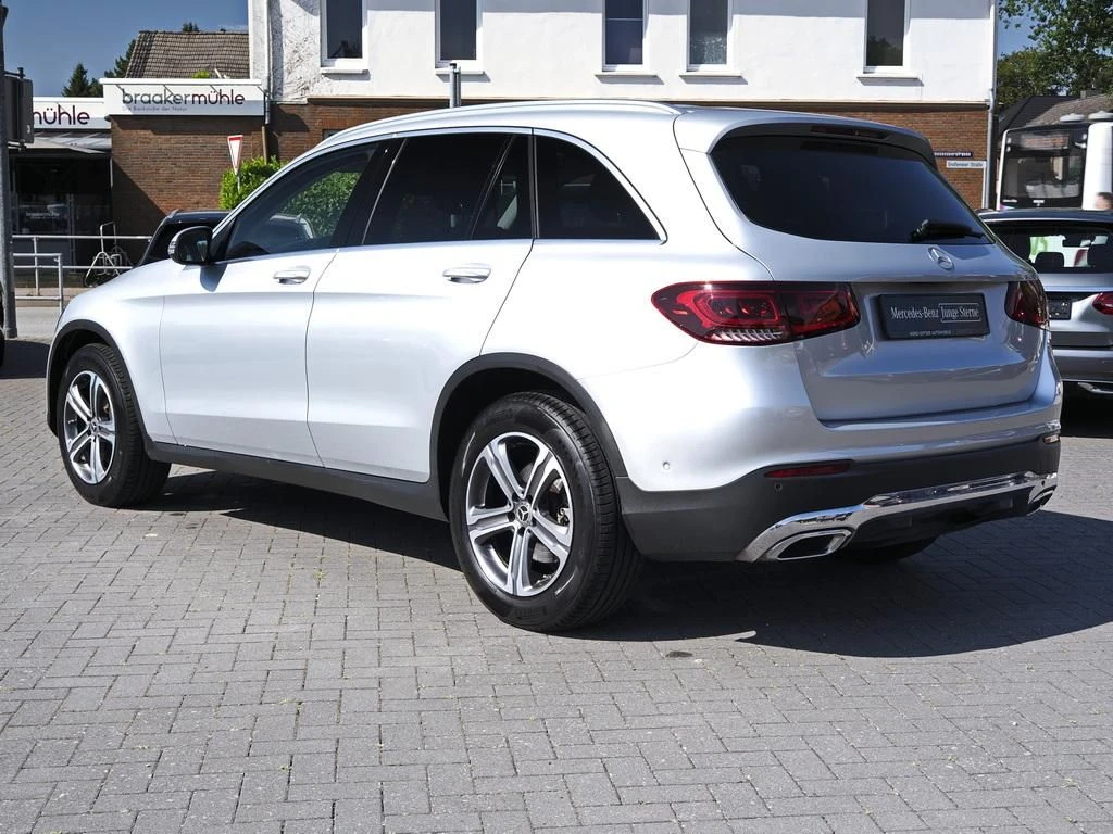 Mercedes-Benz-GLC 300 d-image-4