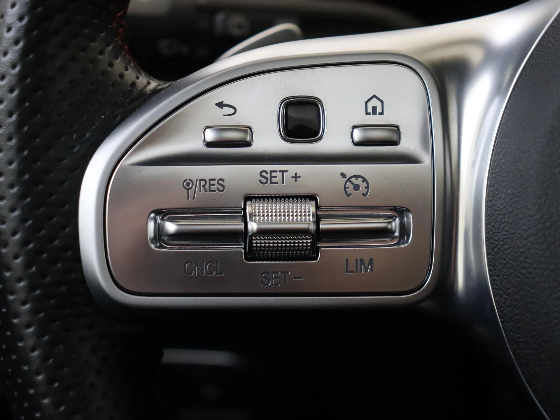 Mercedes-Benz-GLA-image-15