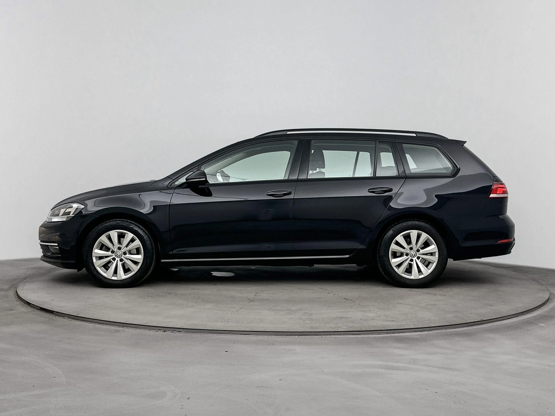 Volkswagen-Golf-image-1