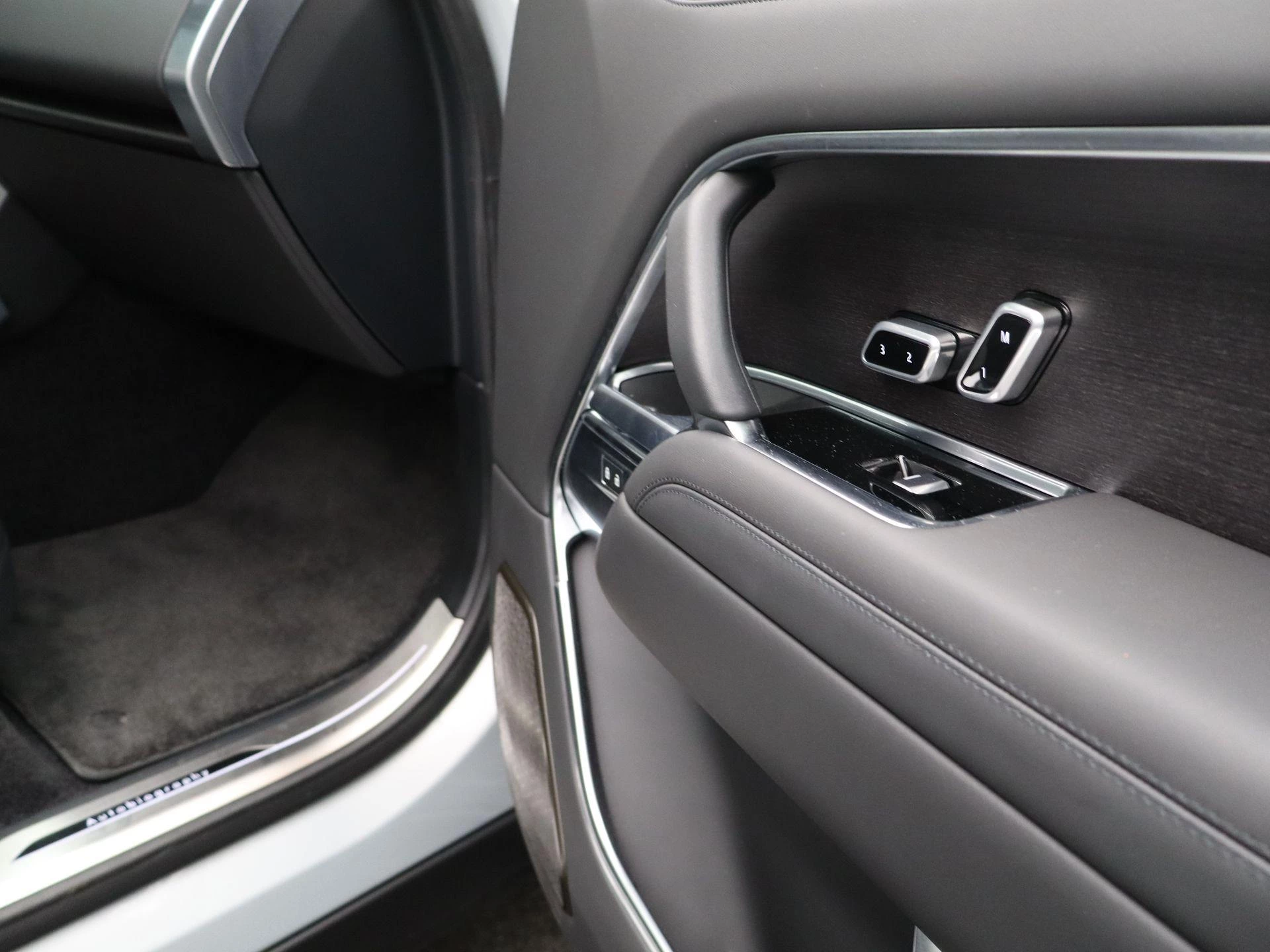 Land Rover-Range Rover-image-39