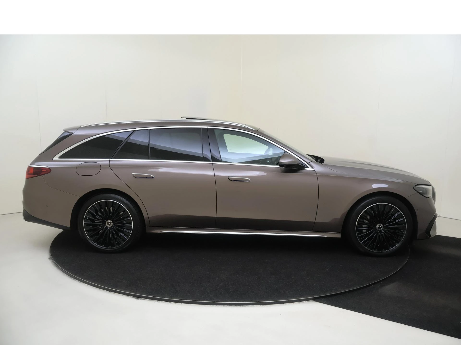 Mercedes-Benz-E-Klasse-image-8