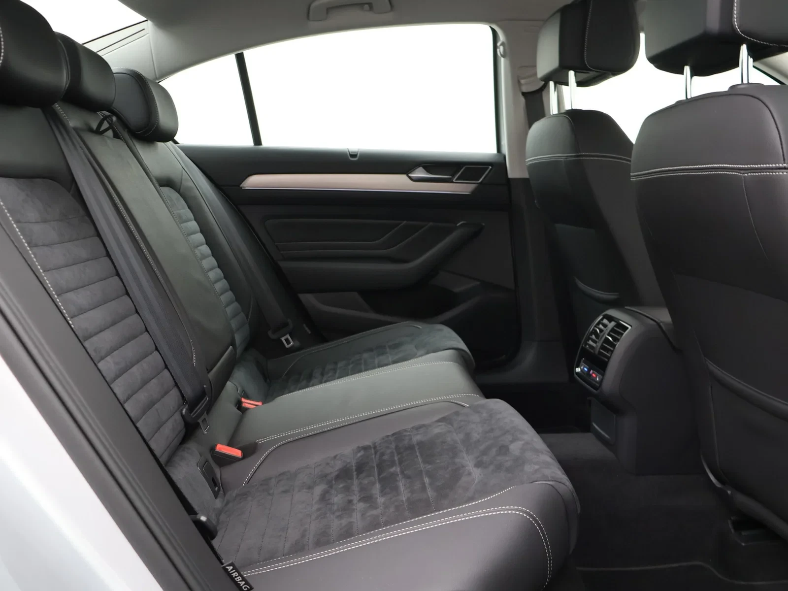 Volkswagen-Passat-image-10
