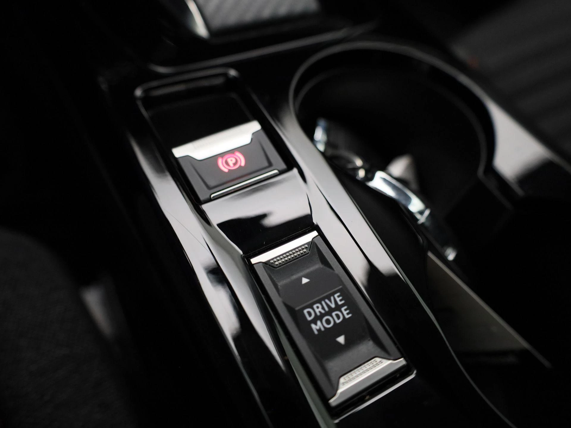 Peugeot-e-208-image-28
