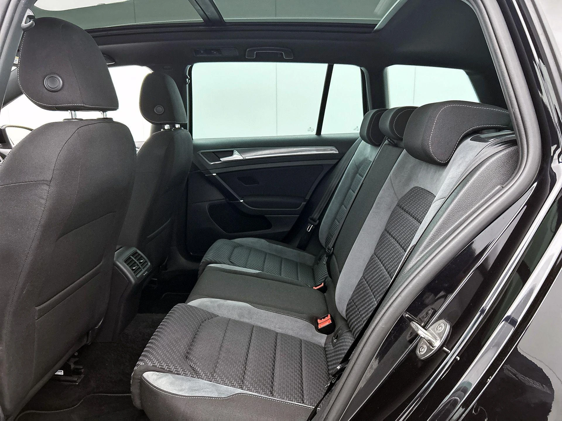 Volkswagen-Golf-image-26