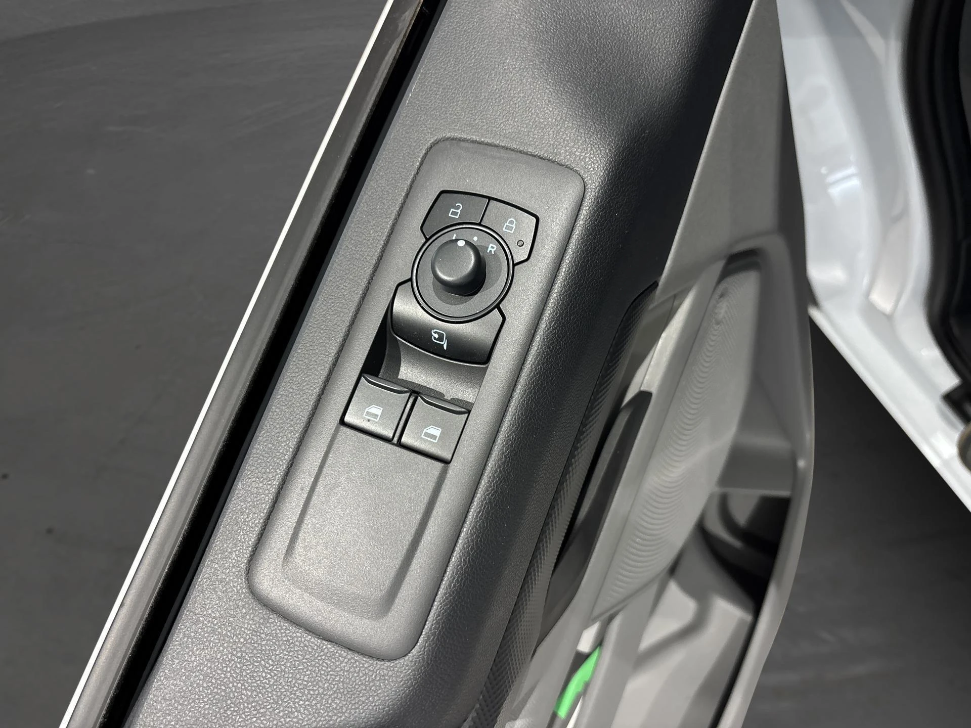 Ford-E-Transit Custom-image-16