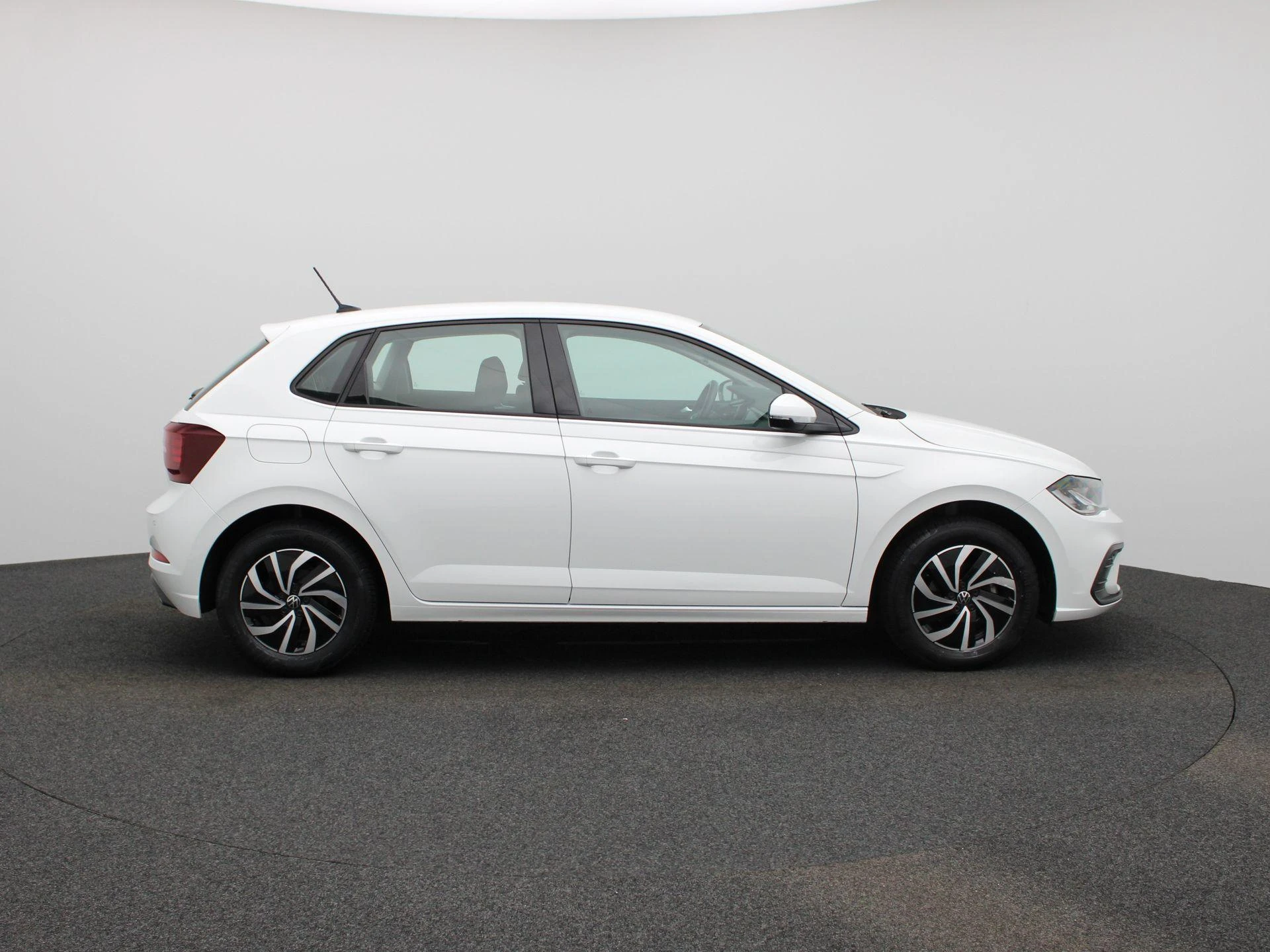 Volkswagen-Polo-image-5
