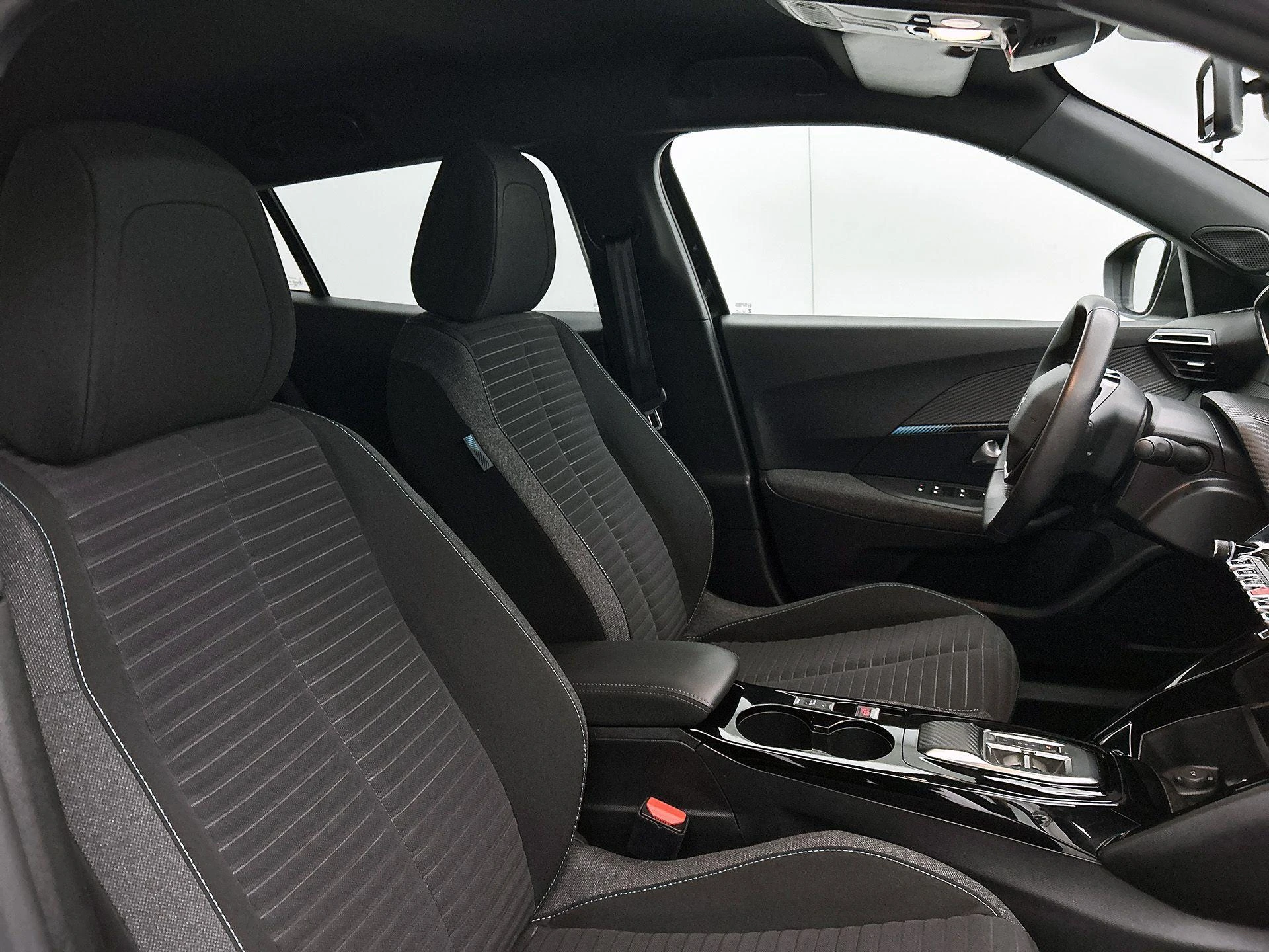 Peugeot-e-2008-image-32