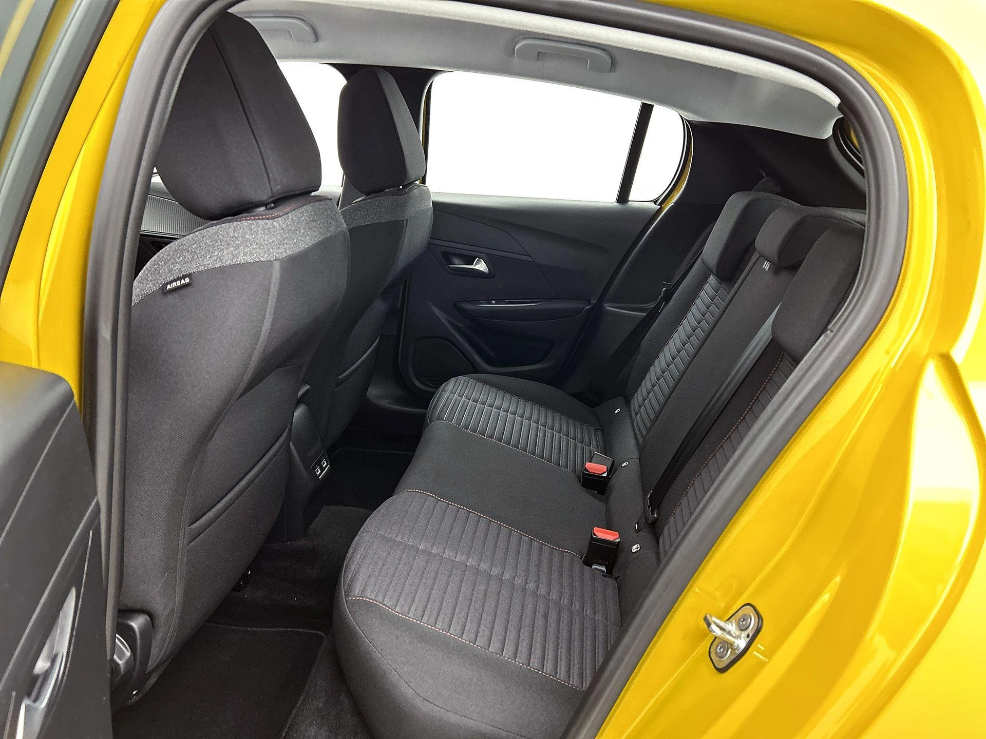 Peugeot-e-208-image-25
