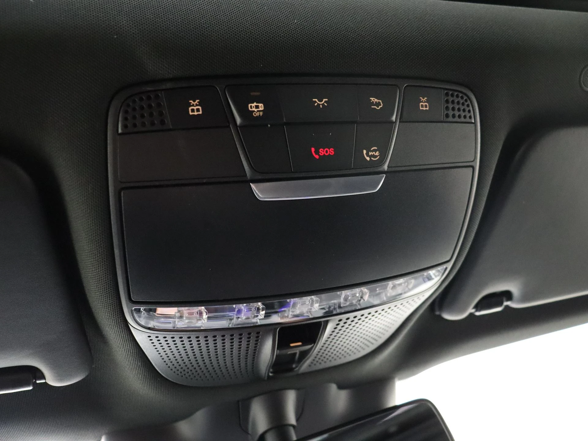 Mercedes-Benz-EQC-image-22