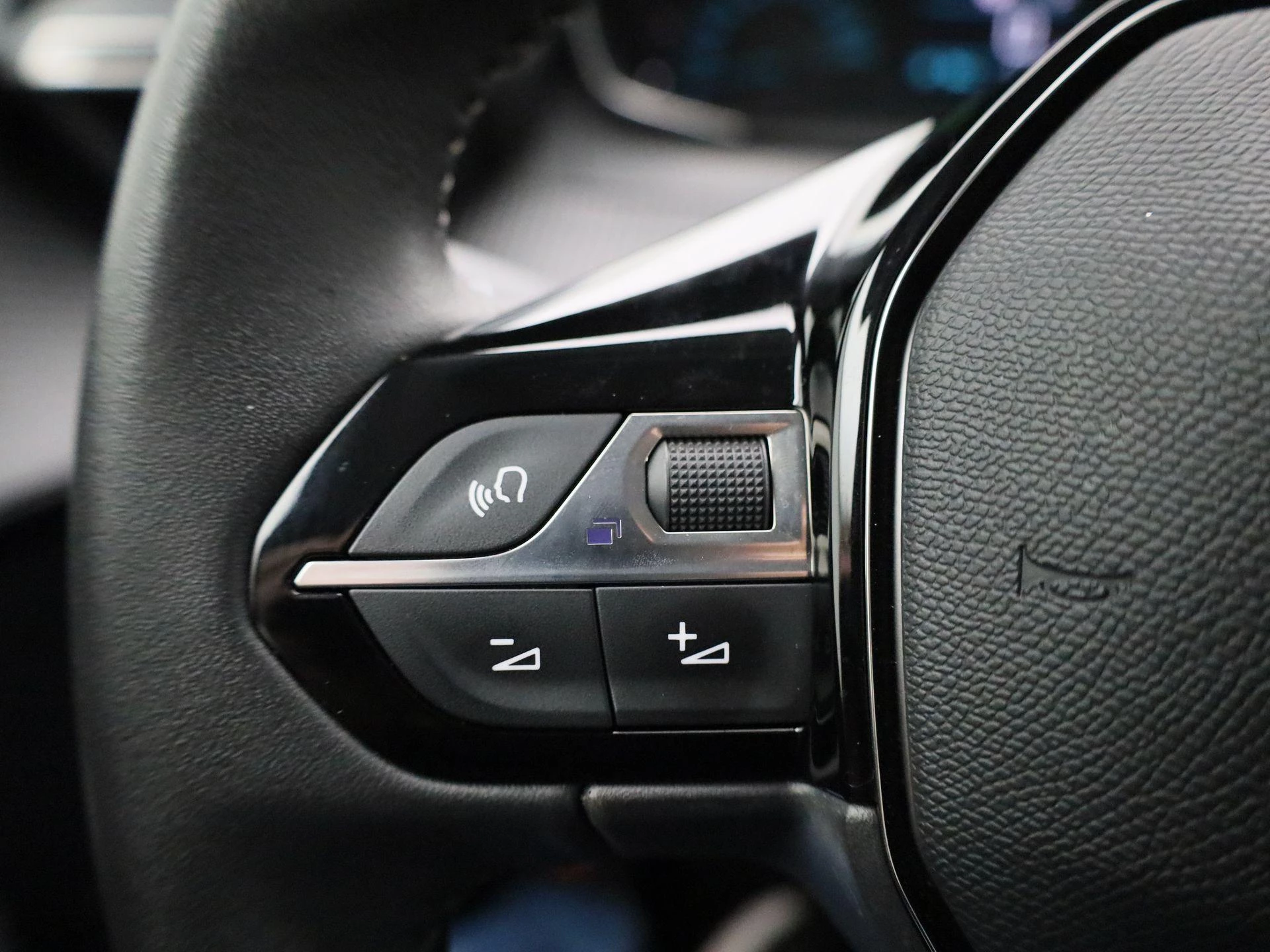 Peugeot-e-208-image-19