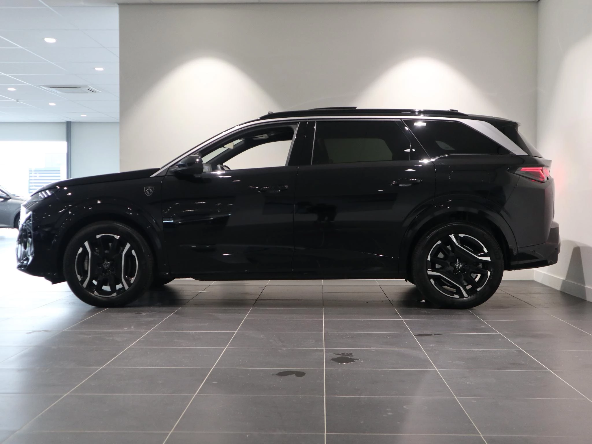 Peugeot-e-5008-image-3