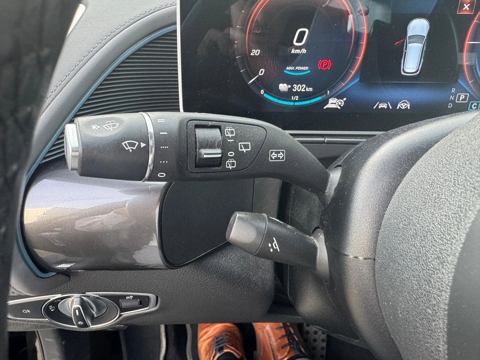 Mercedes-Benz-EQC-image-13